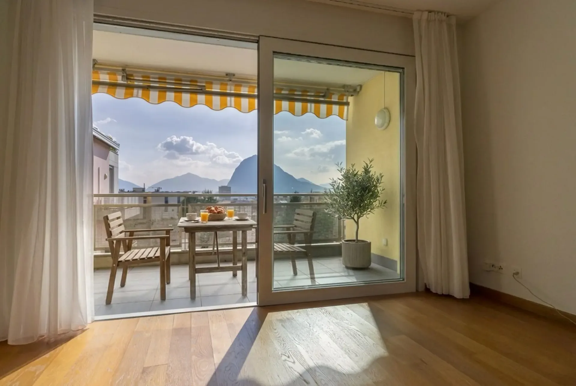 HELLE UND GERAUMIGE 3.5-ZIMMER-WOHNUNG IN STADT
