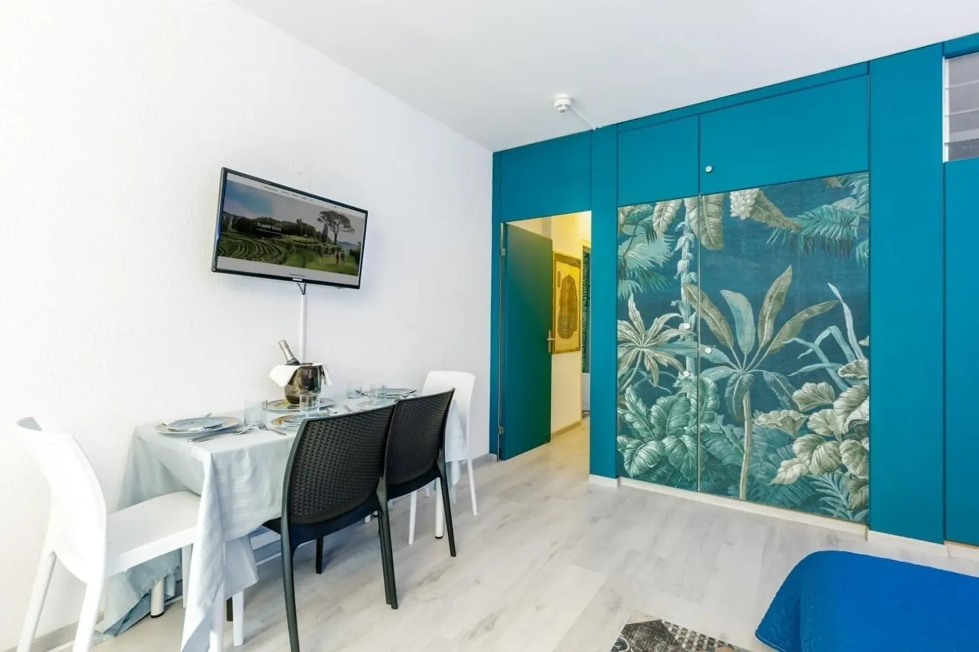 Möbliertes 2.5-Zimmer-Apartment in Residenz mit Pool in Bissone