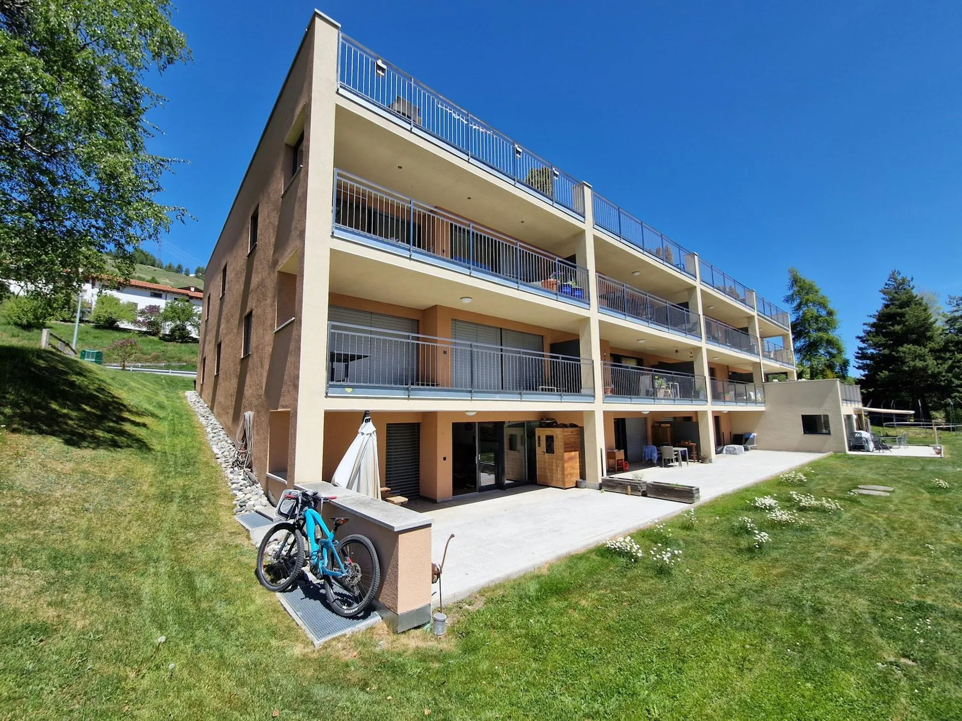 Deuxième maison au dernier étage, avec une immense terrasse et une vue de rêve à proximité des remontées mécaniques Motta Naluns