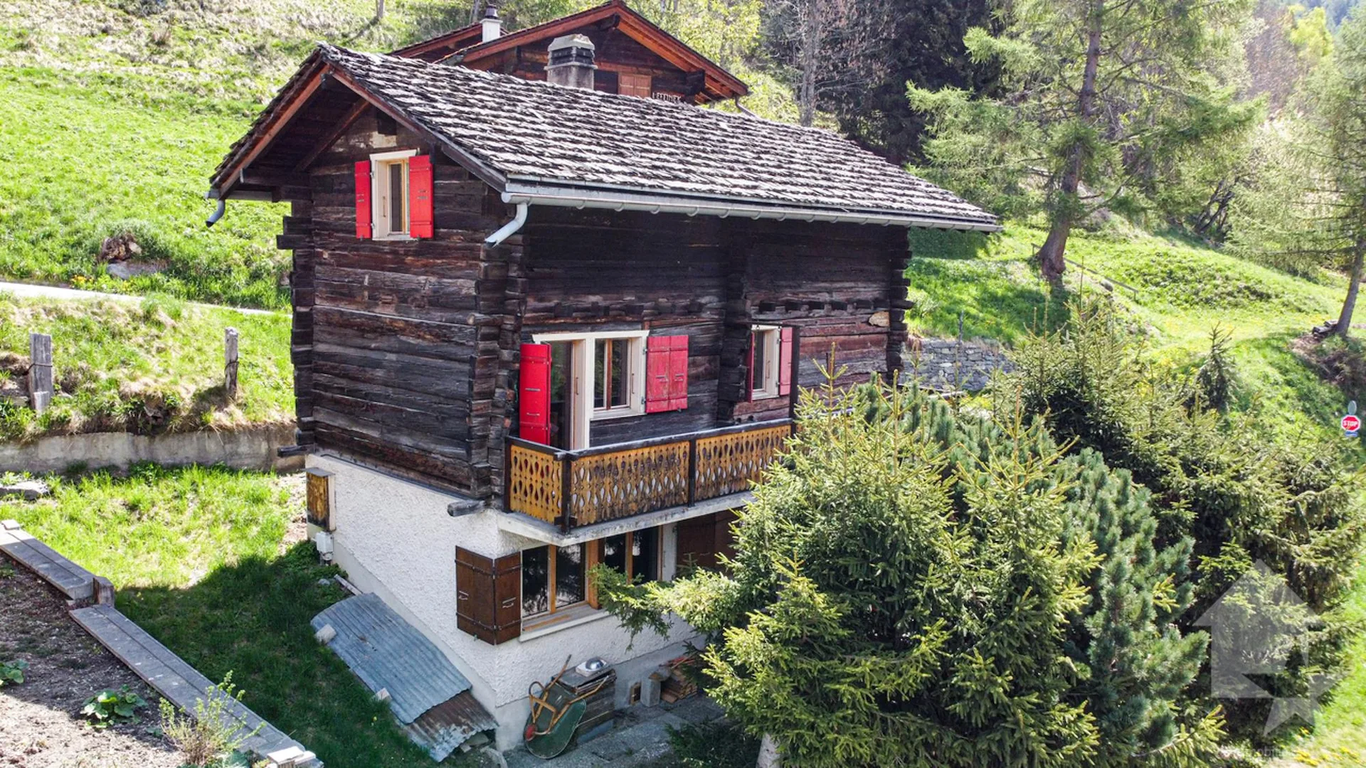 Charmant chalet sur trois niveaux avec vue exceptionnelle
