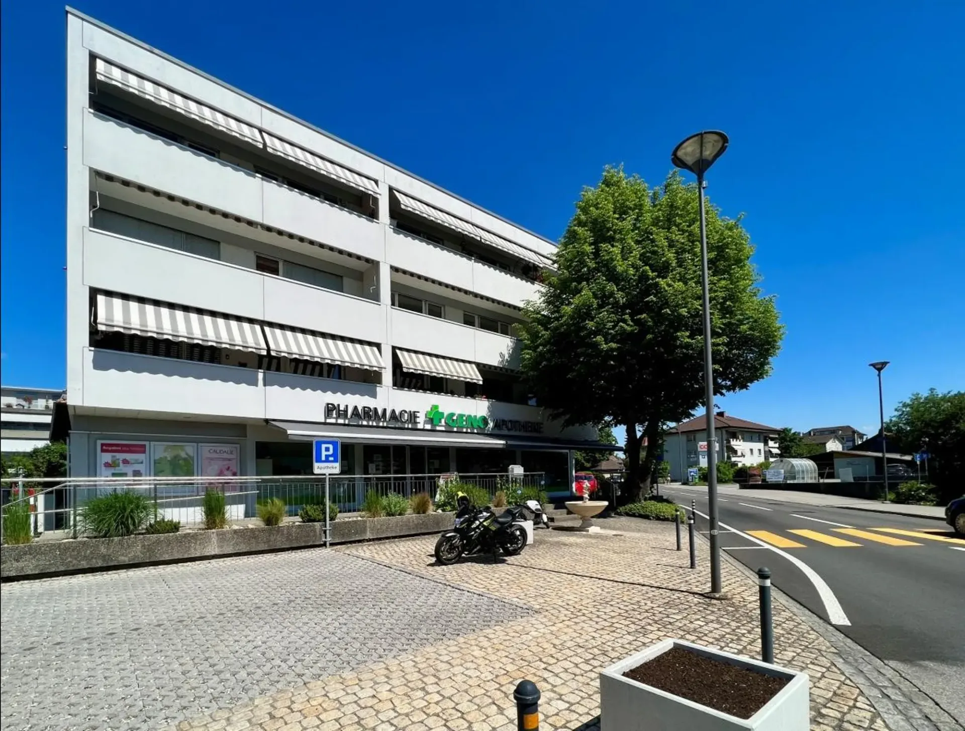 Places de parking dans le centre du village !!!