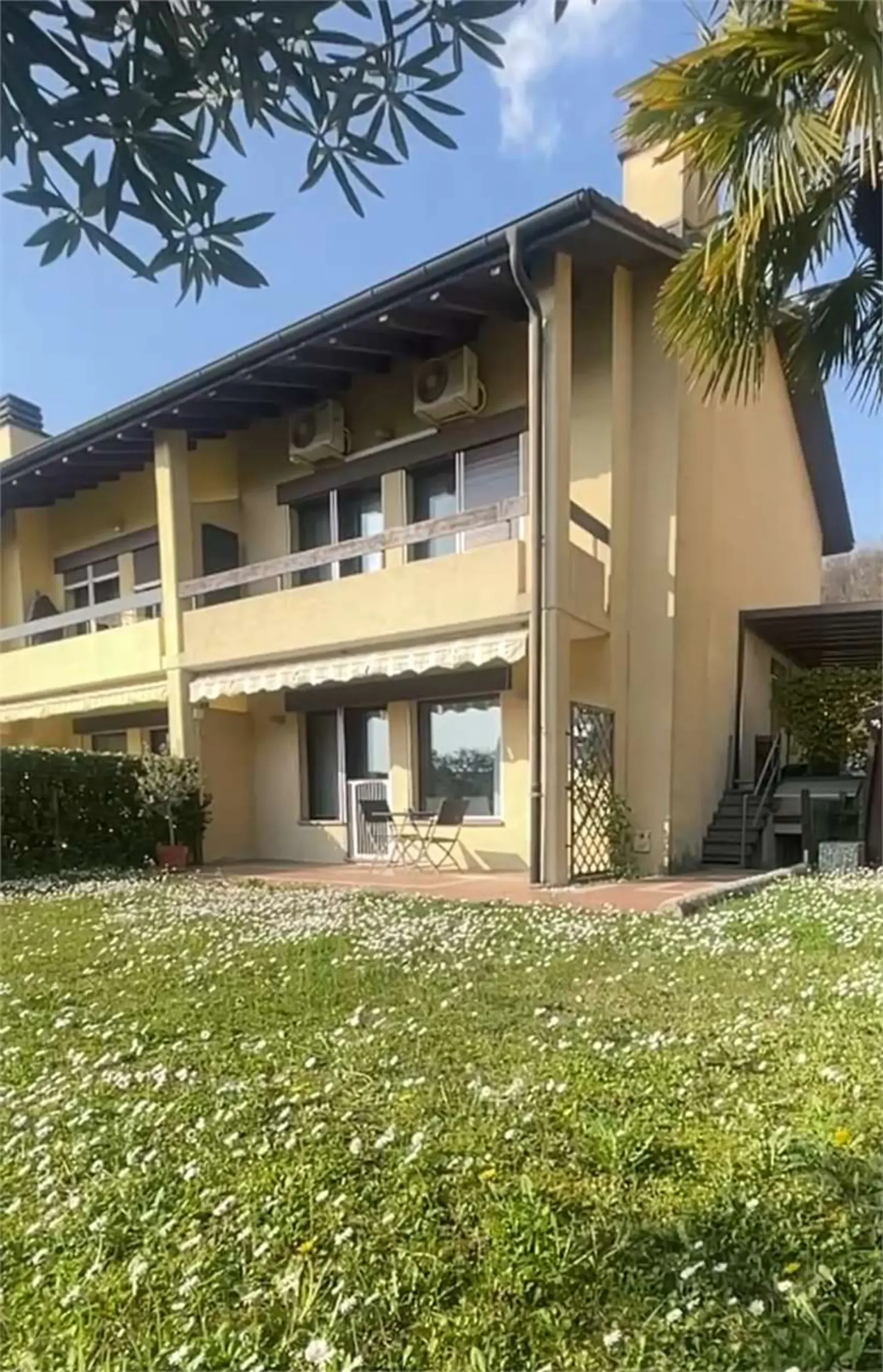 Morbio Inferiore - Villa di testa con giardino, luminosità e privacy