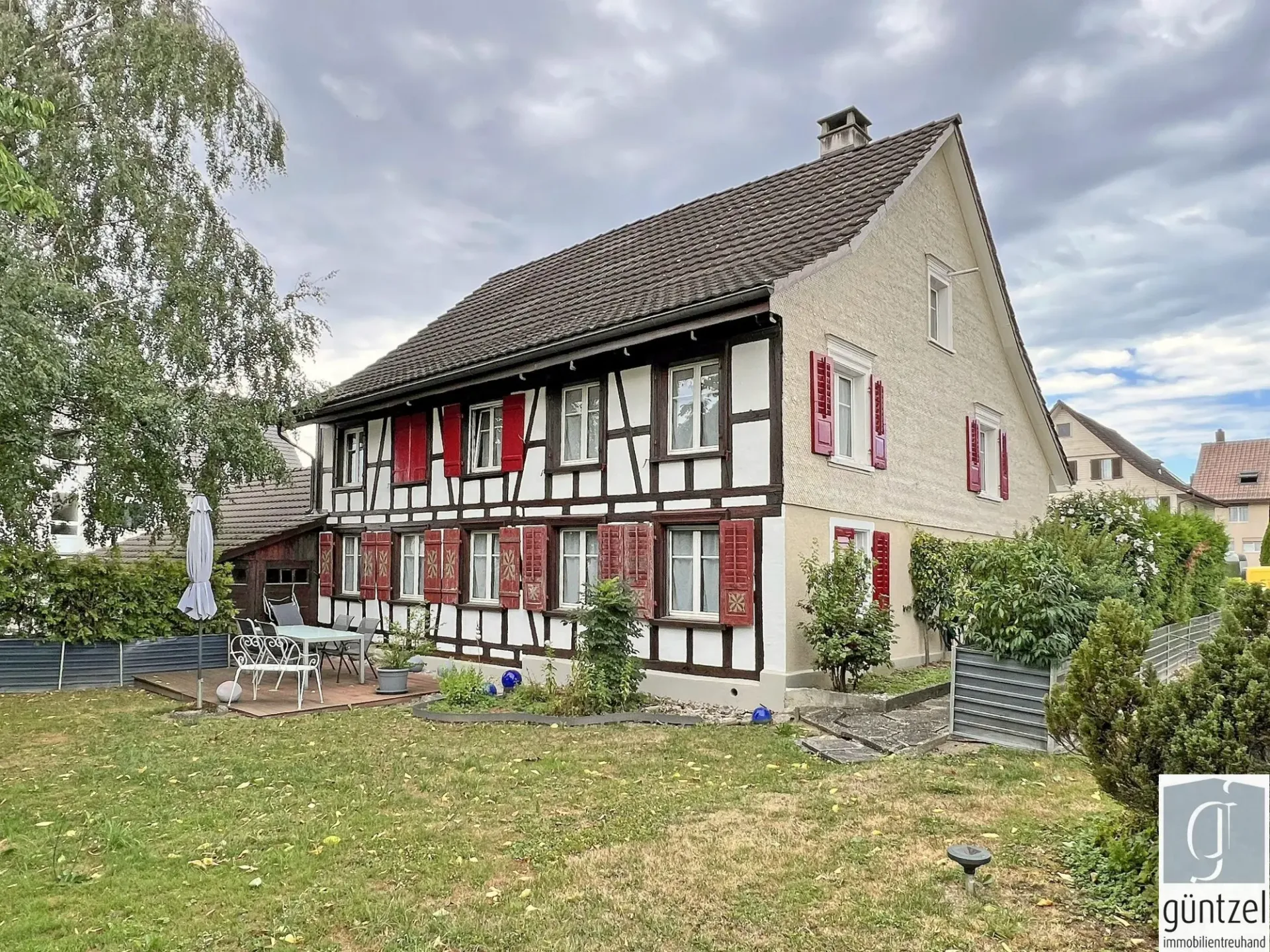 Einfamilienhaus mit zwei Schopfbauten und Baulandreserve