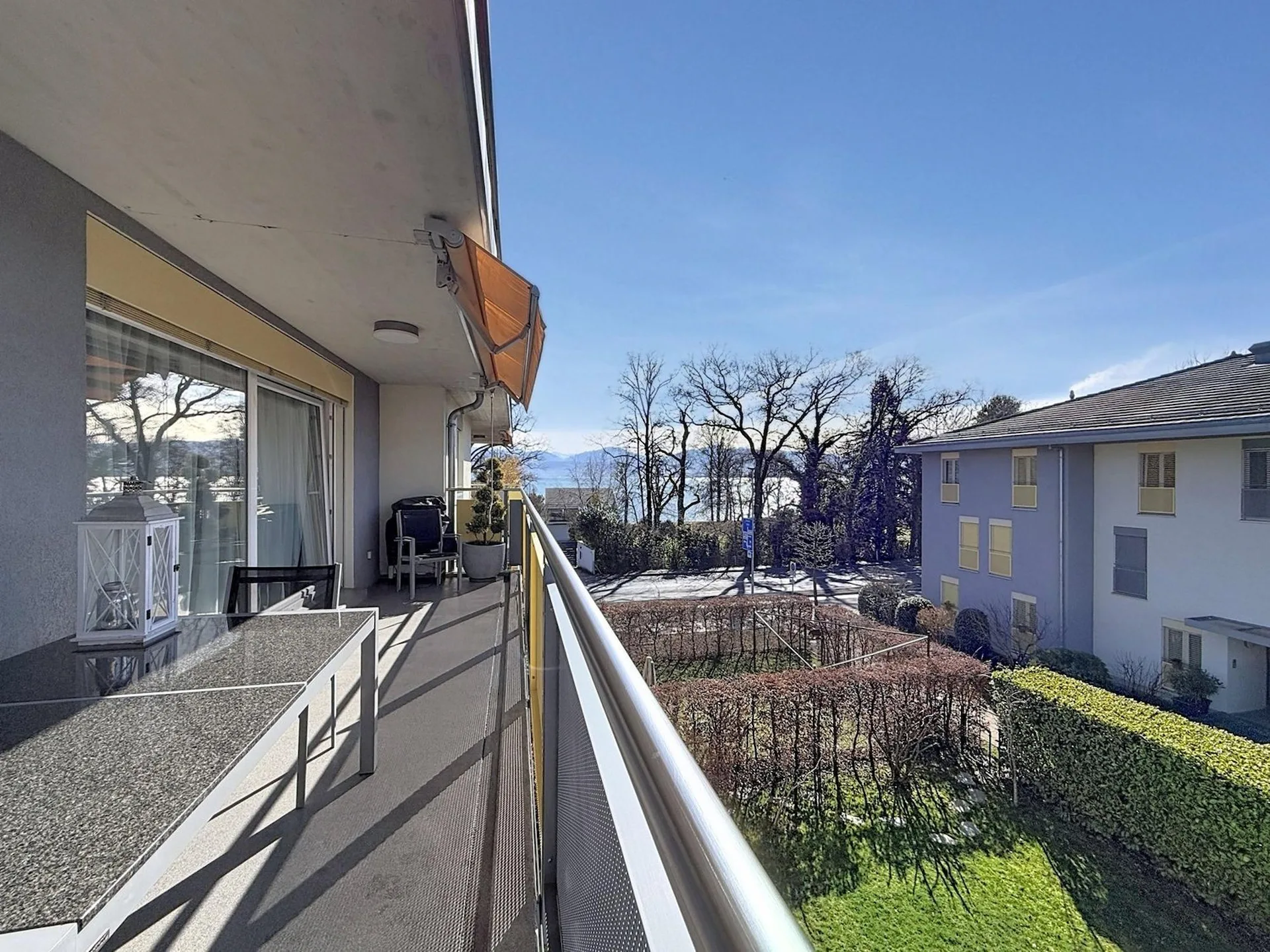 Helles Dachgeschoss mit Seeblick in Saint-Prex, nur wenige Schritte vom See und Bahnhof entfernt