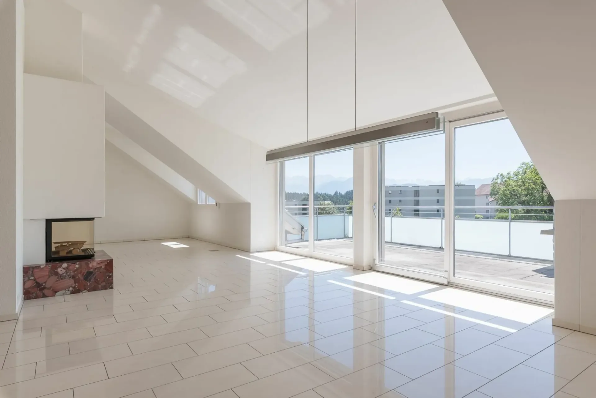 Grosszügige 4.5-Zimmer-Attika-Wohnung mit zwei Tiefgaragenplätzen, zwei Kellern