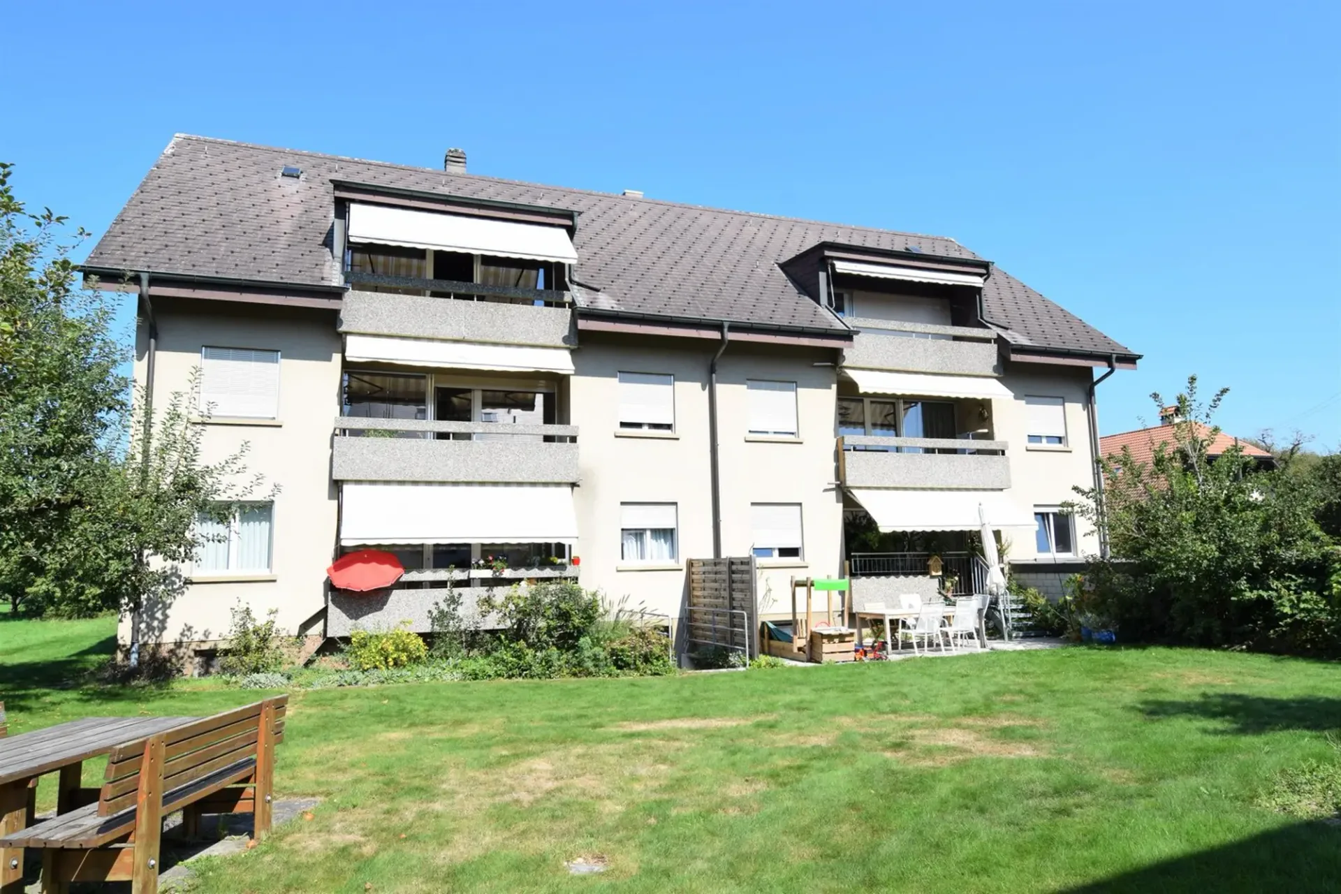 Appartement de 3,5 pièces rénové récemment dans un endroit calme et central à Ersigen à louer