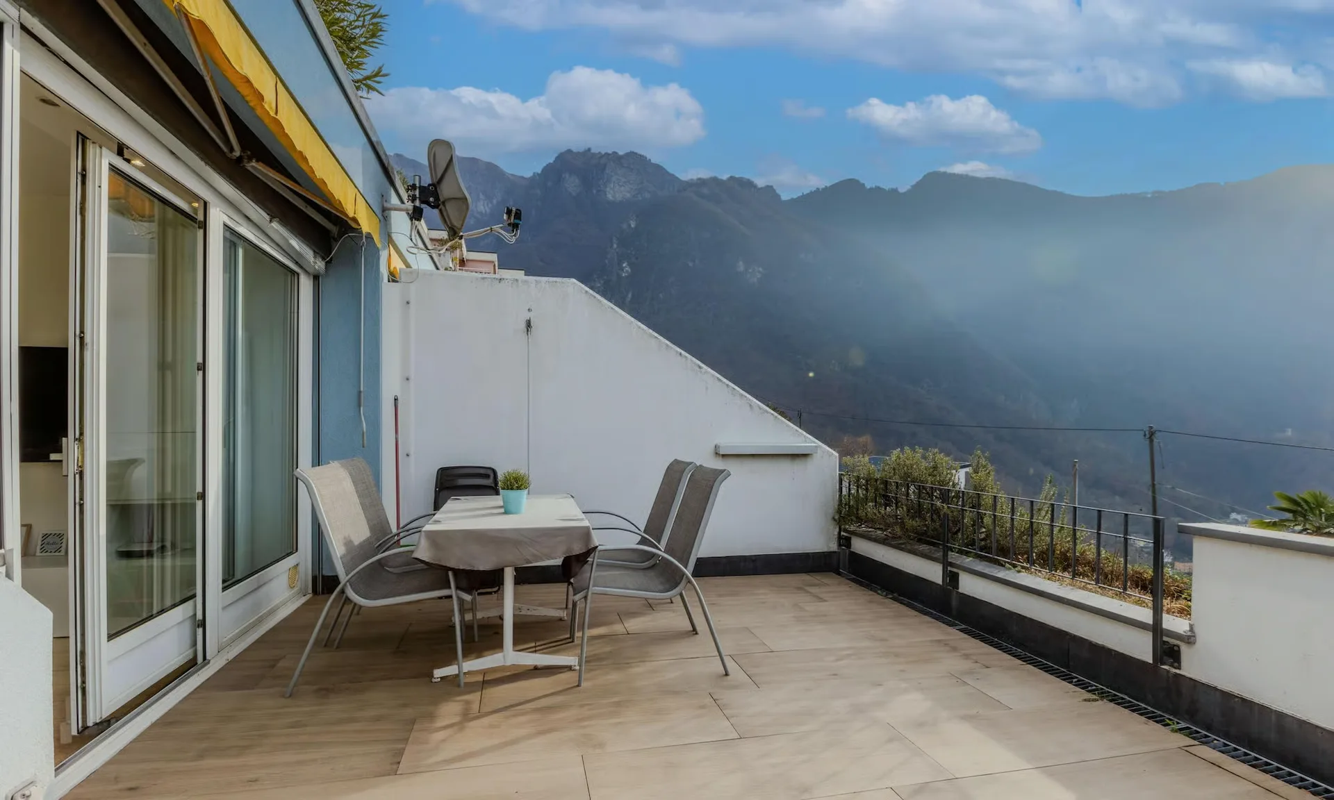 Schönes und geräumiges 2.5-Zimmer-Lake-View-Wohnung mit Terrasse in Rovio