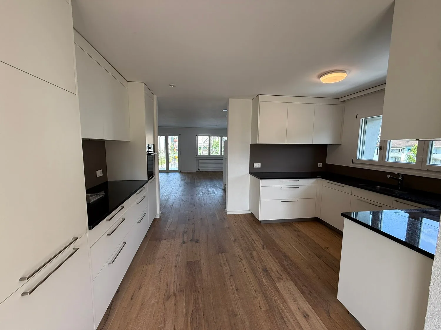 Urbanes Wohnen auf zwei Etagen: Stilvolle 4.5-Zimmer-Maisonette mit Terrasse & Balkon