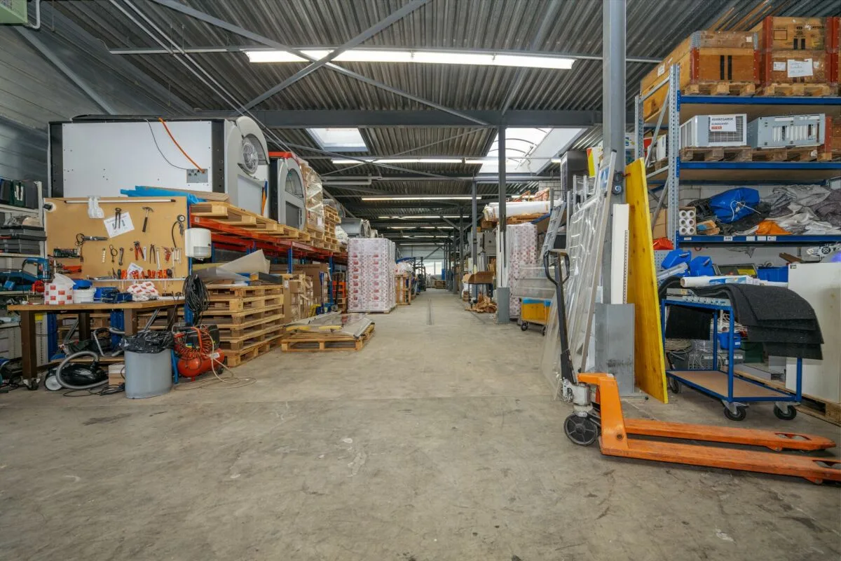 Spazio commerciale e di stoccaggio attraente con 400 m²