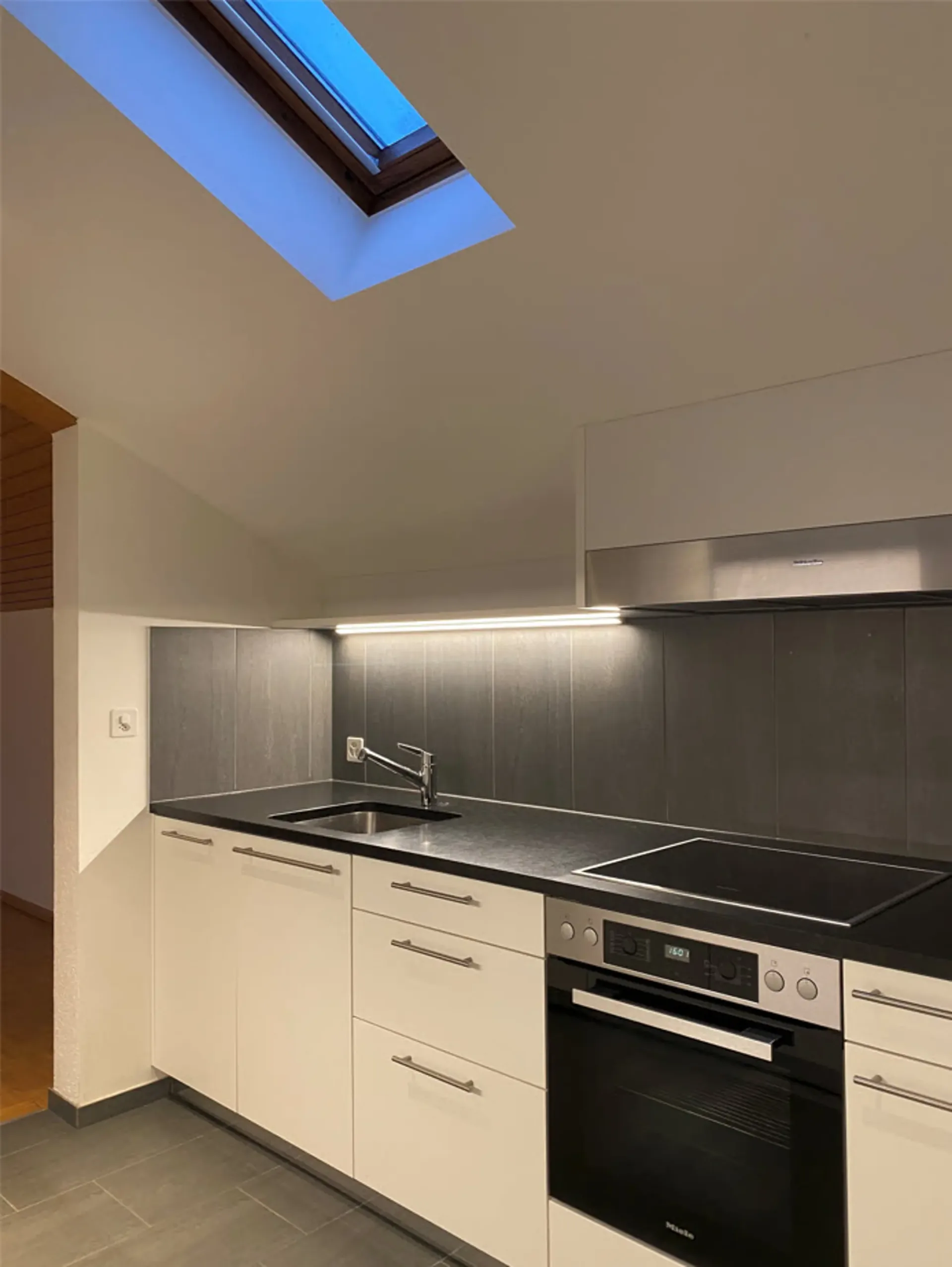 Top sanierte, gemütliche 2.0 Zimmer-Dachwohnung - ruhig gelegen
