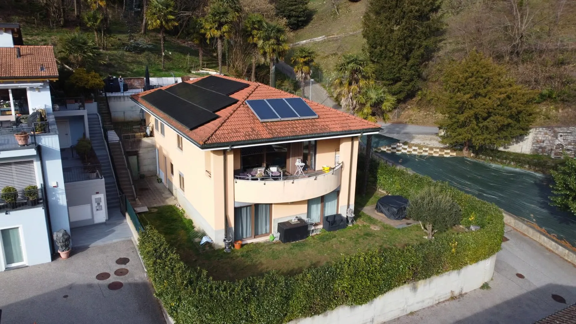 VILLA CON DUE APPARTAMENTI E PARCO PRIVATO A FIGINO