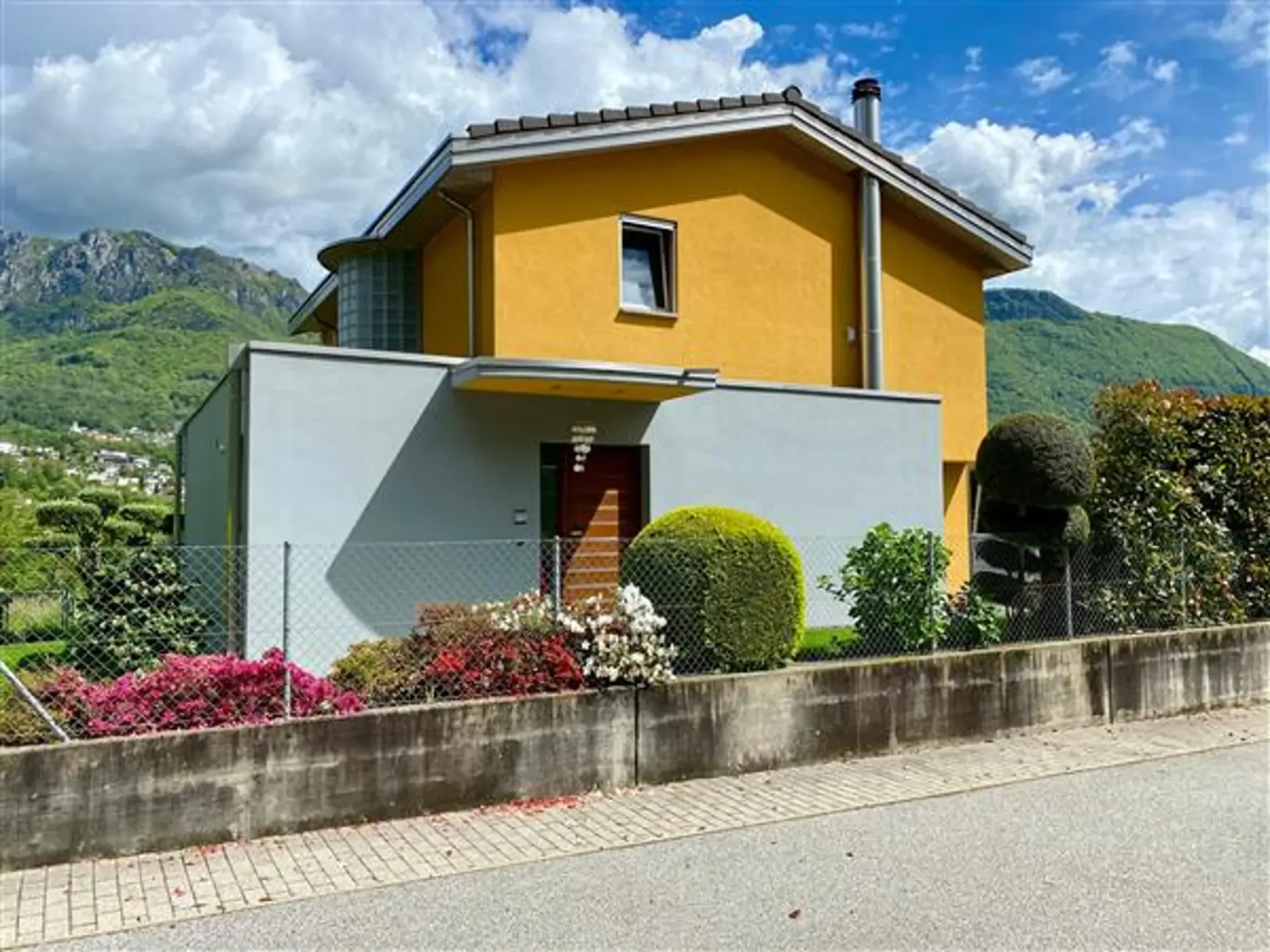 Lugaggia: Einfamilienhaus mit 6 Zimmern