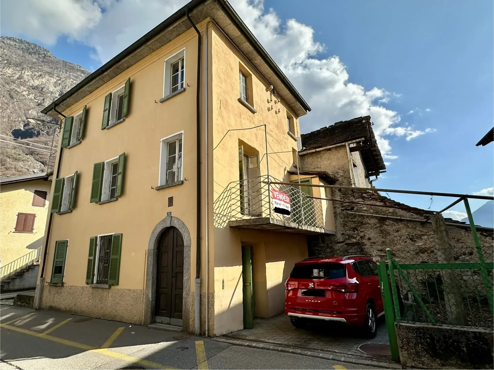 Characteristic nucleus house to be renovated in Biasca center