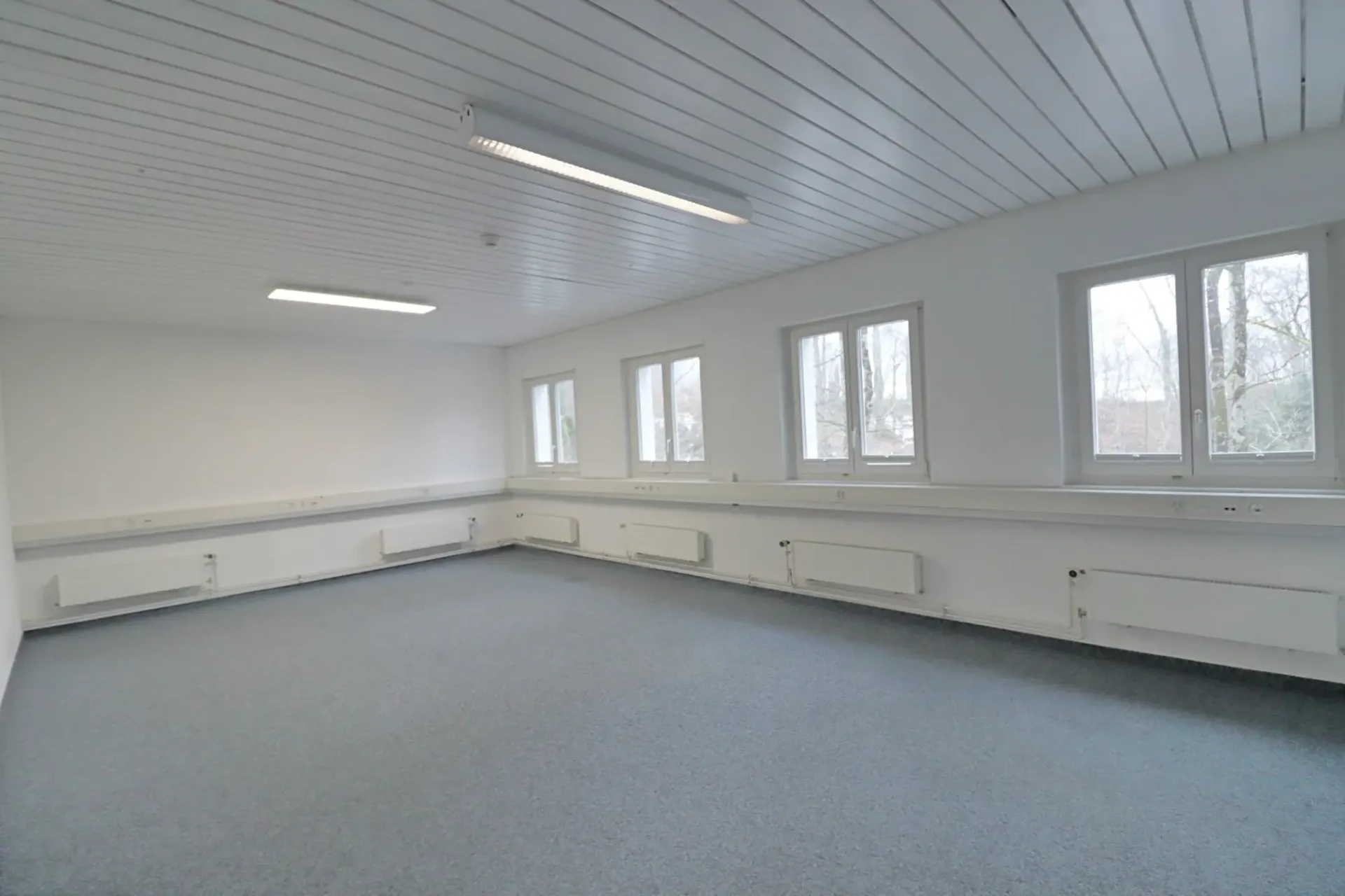 Büro, Praxis, Lagerräume, Parkplätze verfügbar