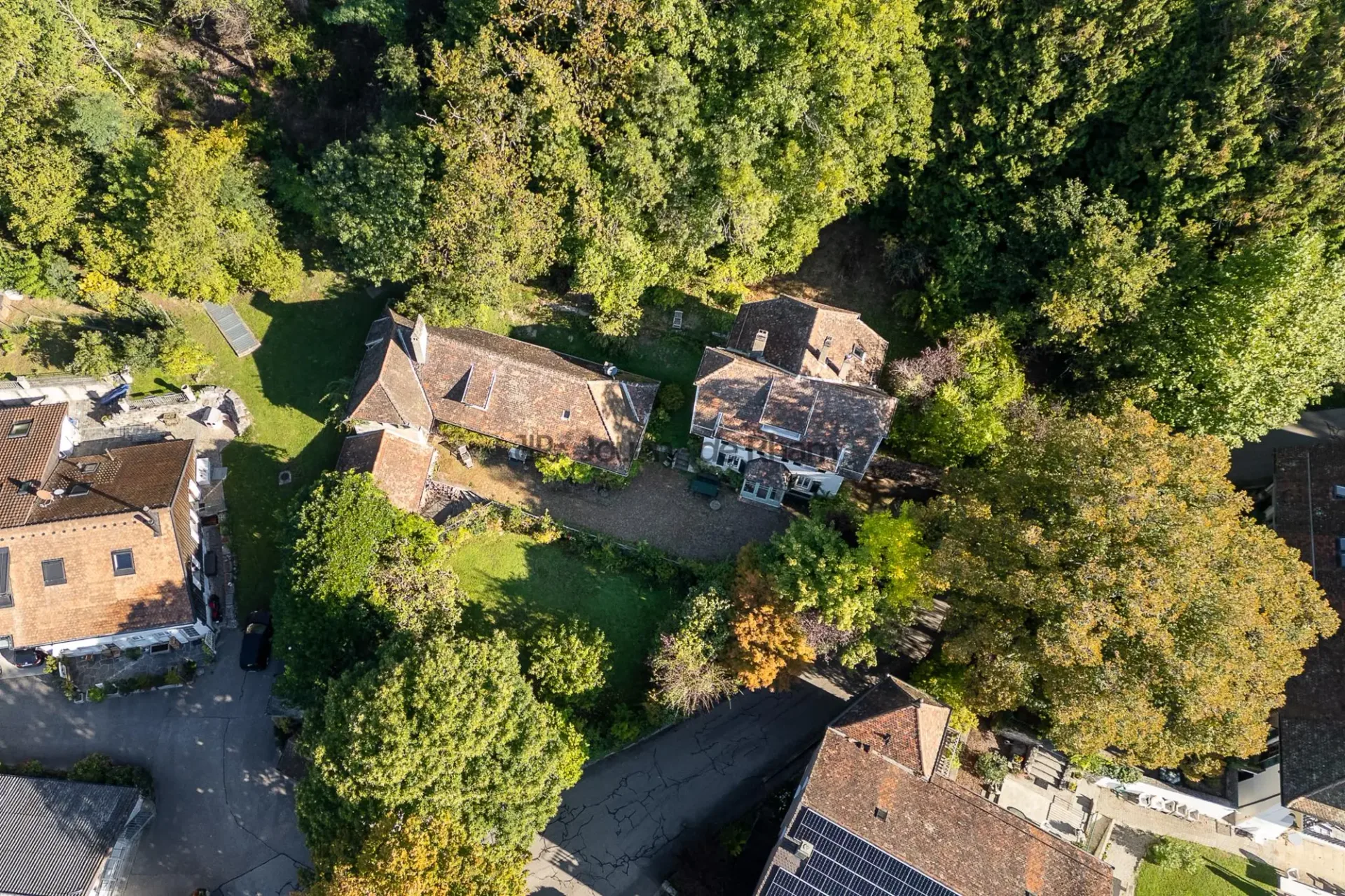 Essertines-sur-Rolle | Charmantes Haus und Anbau in der Ortschaft