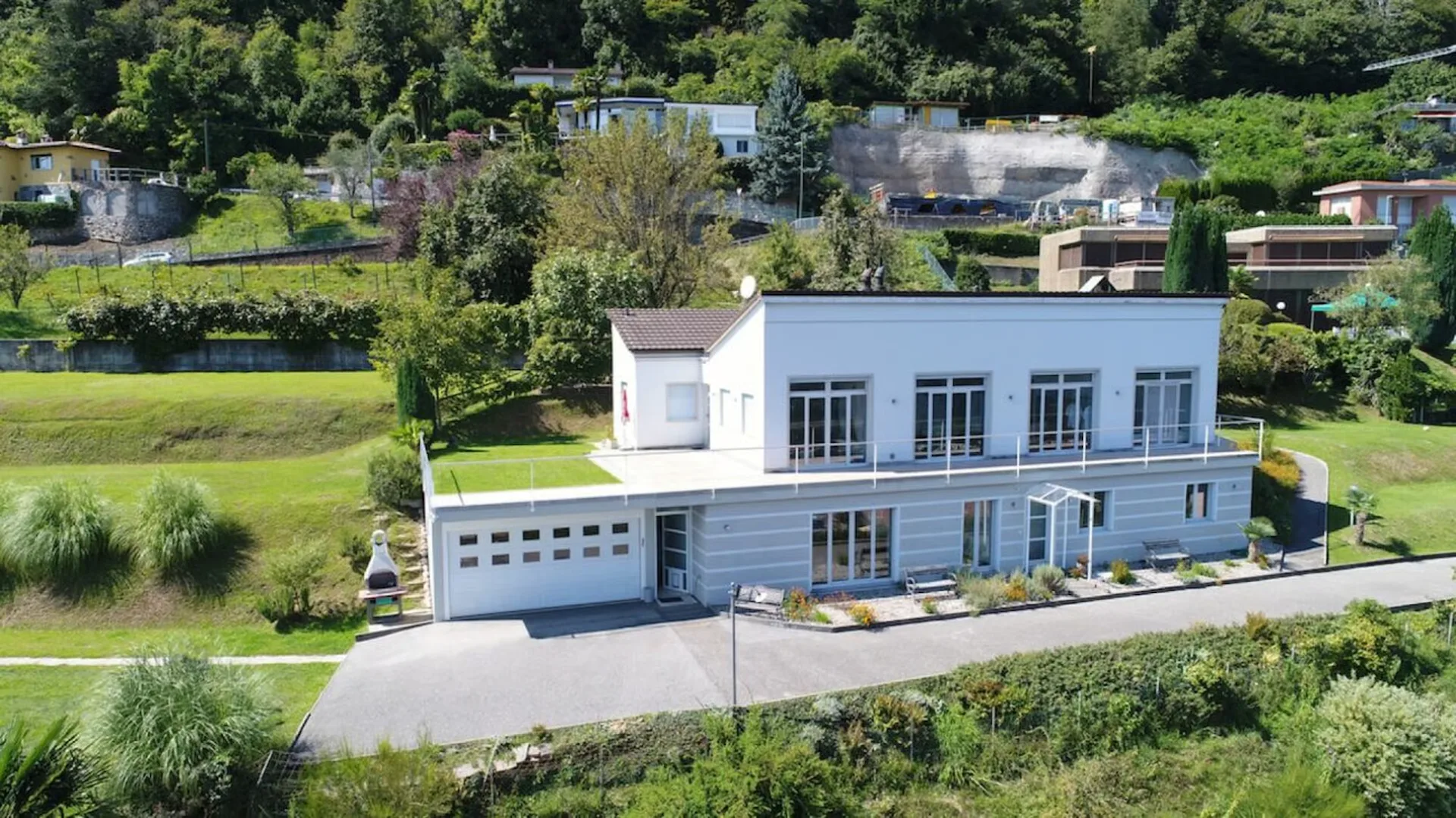 VERNATE · VILLA MIT ZWEI WOHNUNGEN · RAUM, LICHT UND FREIE SICHT AUF DEN SEE