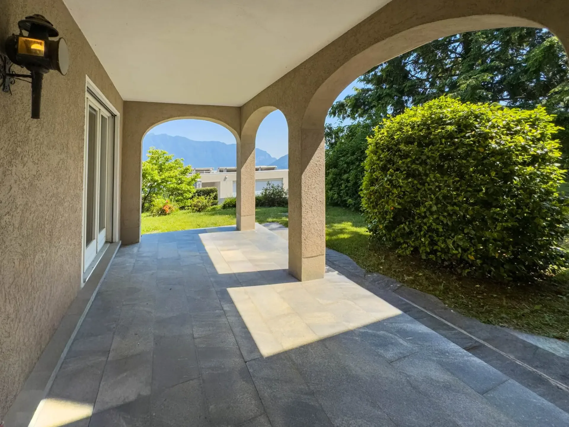 Villa mit Garten und offenem Blick auf den Luganer Golf in Carona