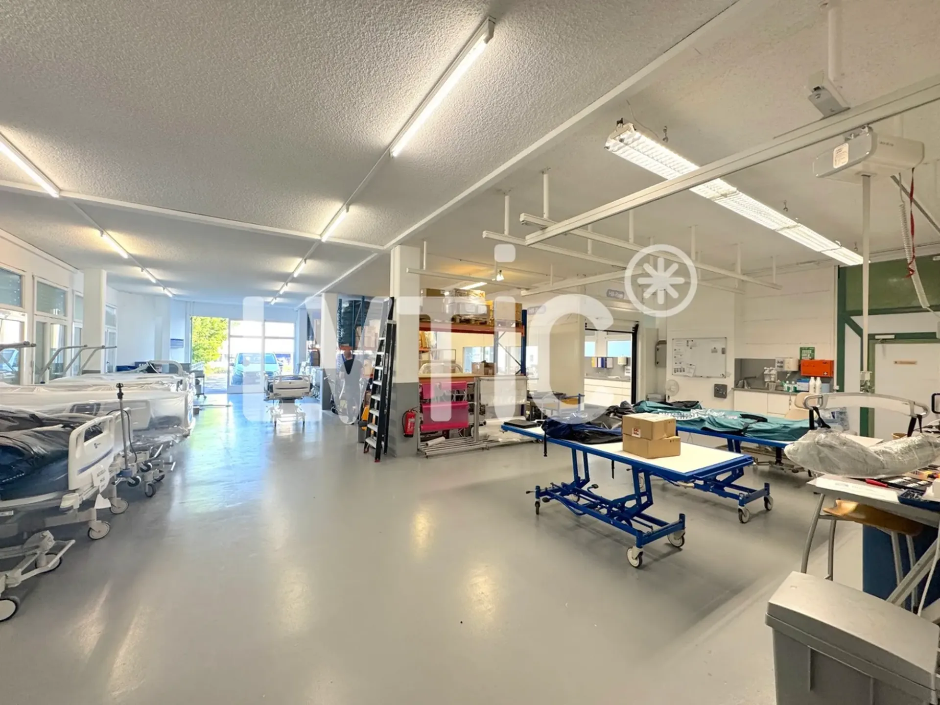 Showroom, Lager, Büros von 700 m2 teilbar zur Miete in Bussigny