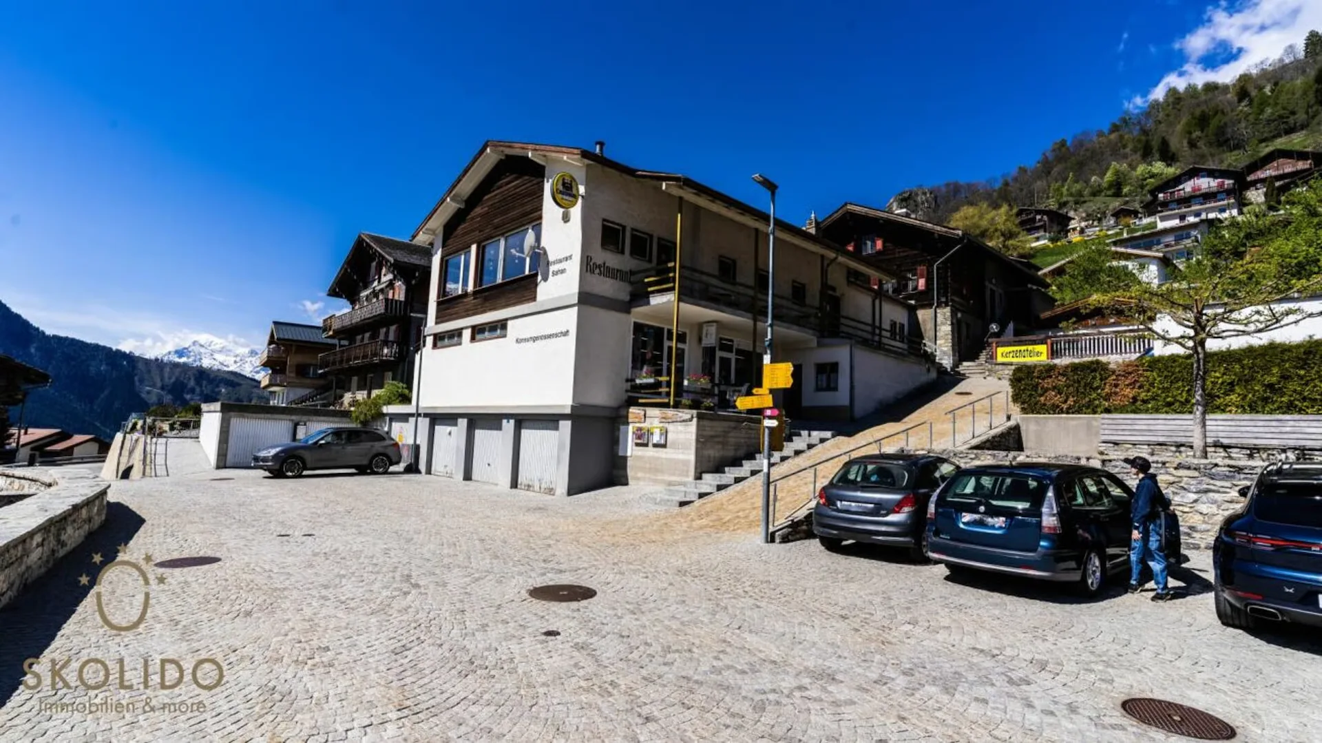 Einkaufsladen, grosses Restaurant mit Terrasse, Wohnung auf 2 Etagen, Garagen und Bauland im Herzen von Mund
