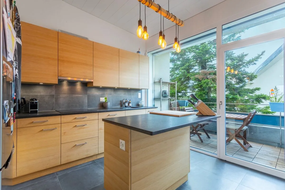 An exceptional 4.5-room attic apartment with a lake and Alpine horizon