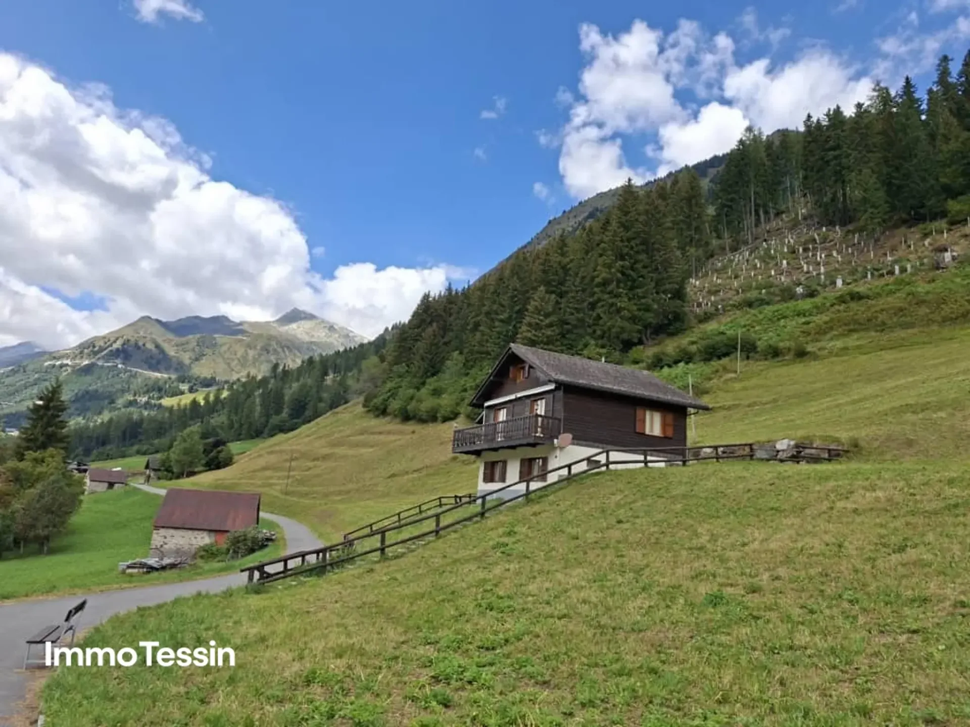 ZWEITWOHNSITZ: Wunderbares Chalet mit edlem Holzwerk und Einliegerwohnung an gut besonnter Alleinlage