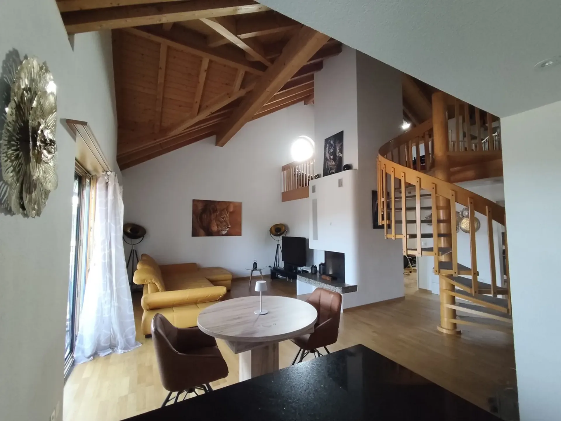 Traumhafte 5.5-Zi-Maisonette (ca. 155 m²) mit Galerie, Sichtgebälk & Cheminée in Märstetten