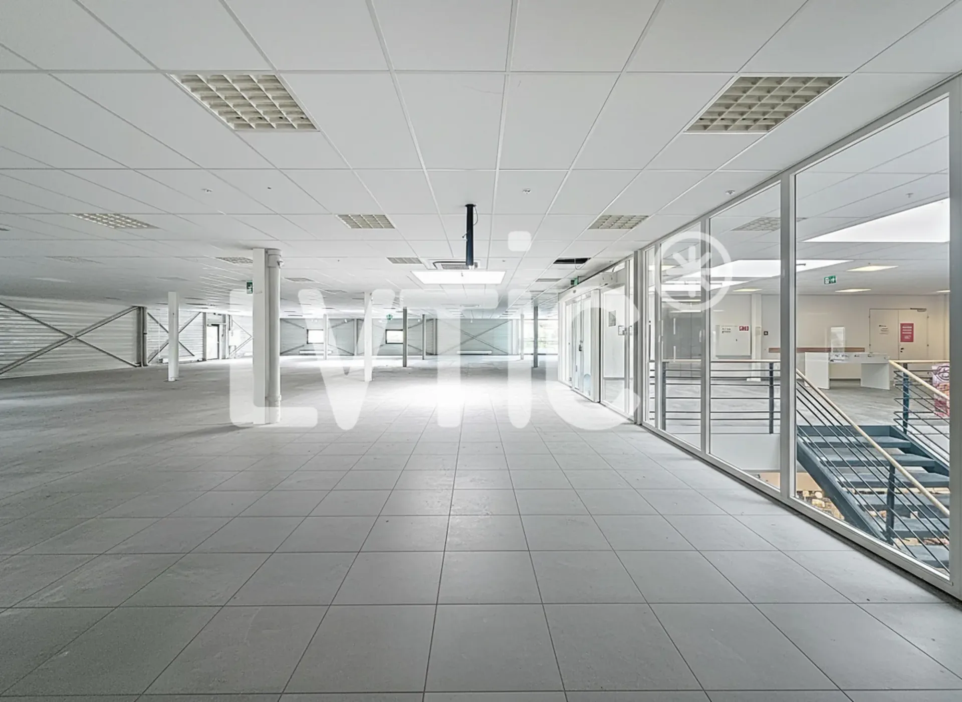 Showroom, Büros, Räume von 1665 m2 teilbar zur Miete in Conthey