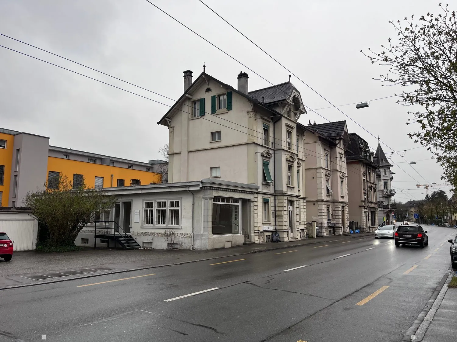 Espace polyvalent à louer avec cheminée et espace de stockage dans un excellent emplacement à Biel