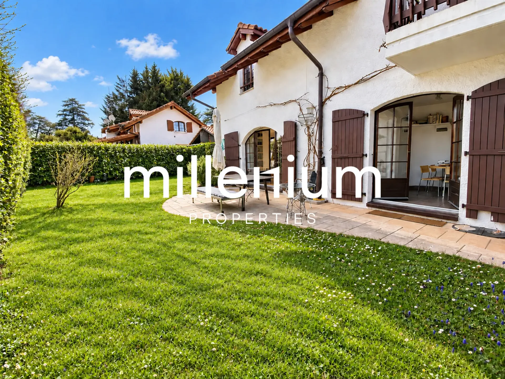 Moderne Halbmoebliertes Haus mit Garten und eigenem Studio