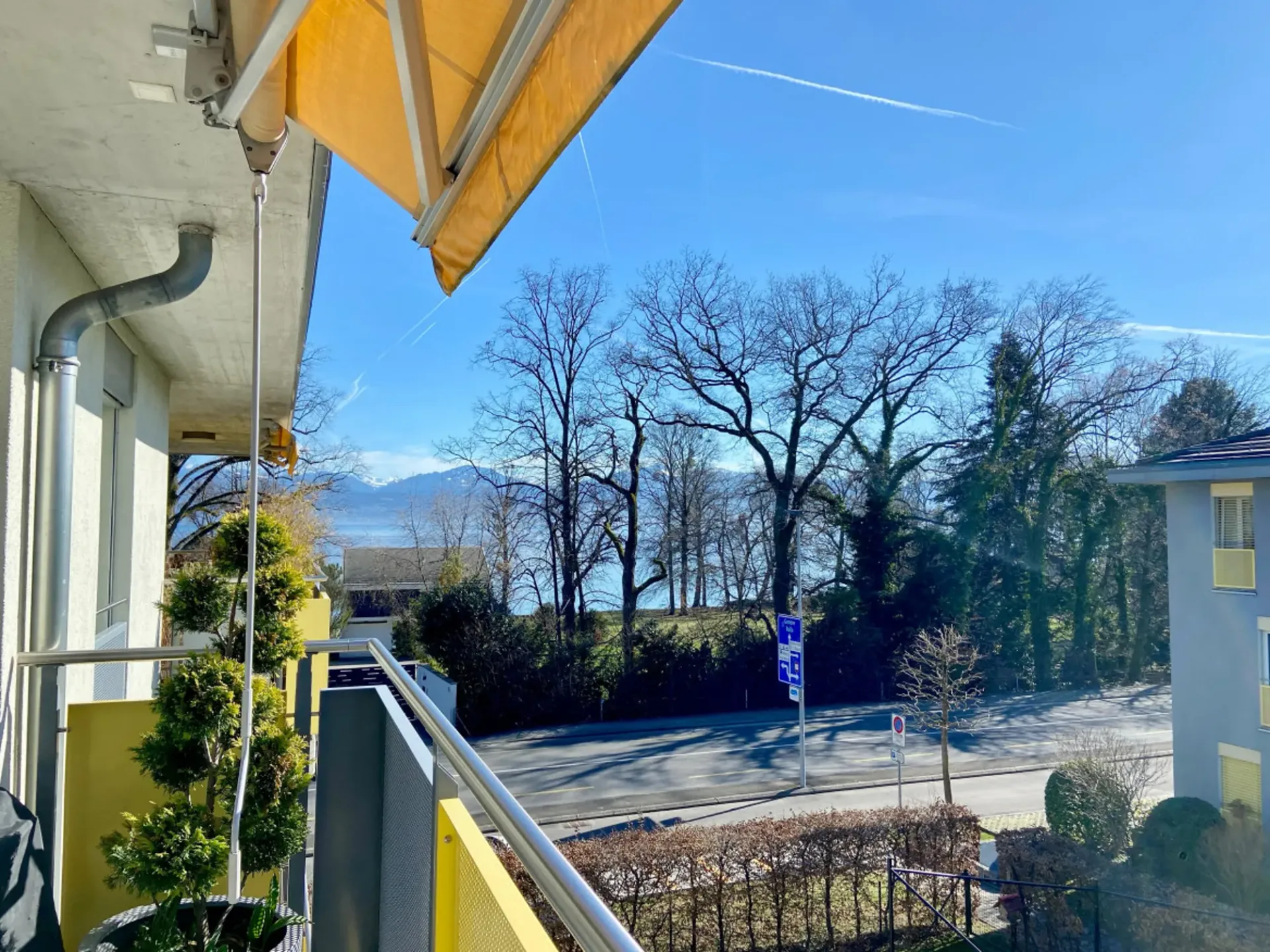 ZWEI SCHRITE VOM UFER ENTFERNT - GERÄUMIGES ATTIKAPARTMENT MIT BALKON UND SEEBLICK