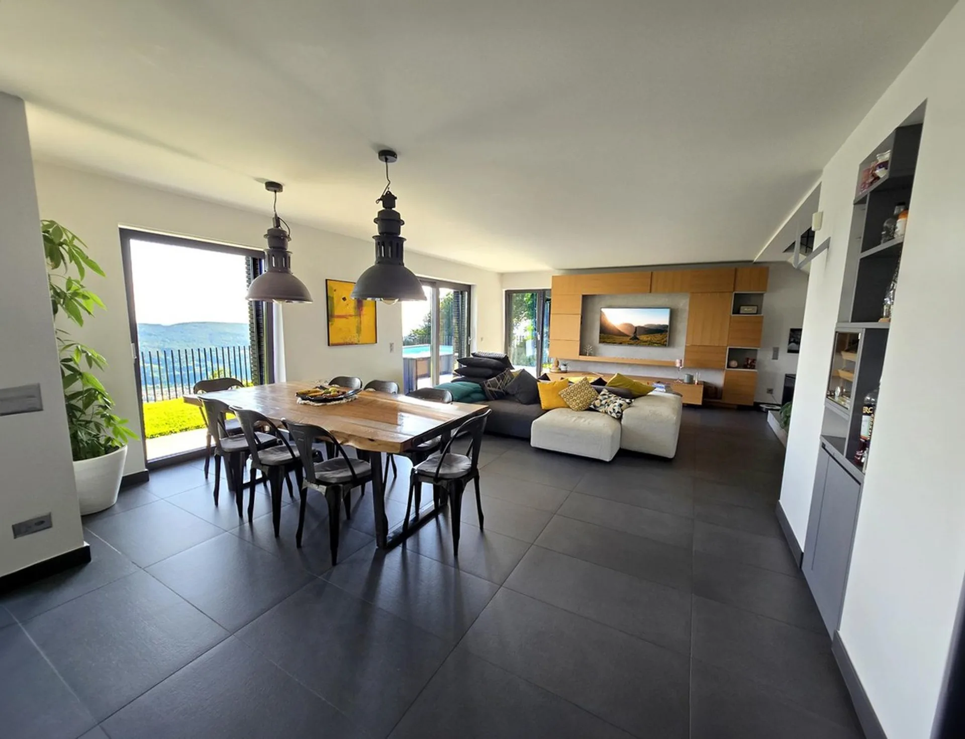 Luxuriöse Villa 4,5 mit Garten, Gemüsebeet und offener Aussicht.
