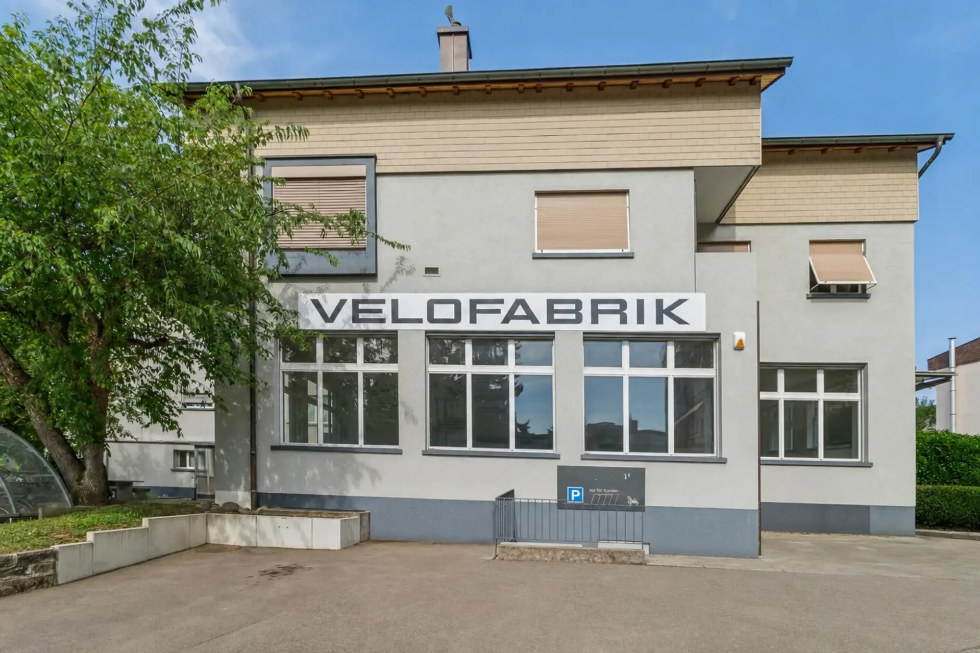 Vielseitige Gewerbefläche/Werkstatt mit Showroom-Charakter zu vermieten!
