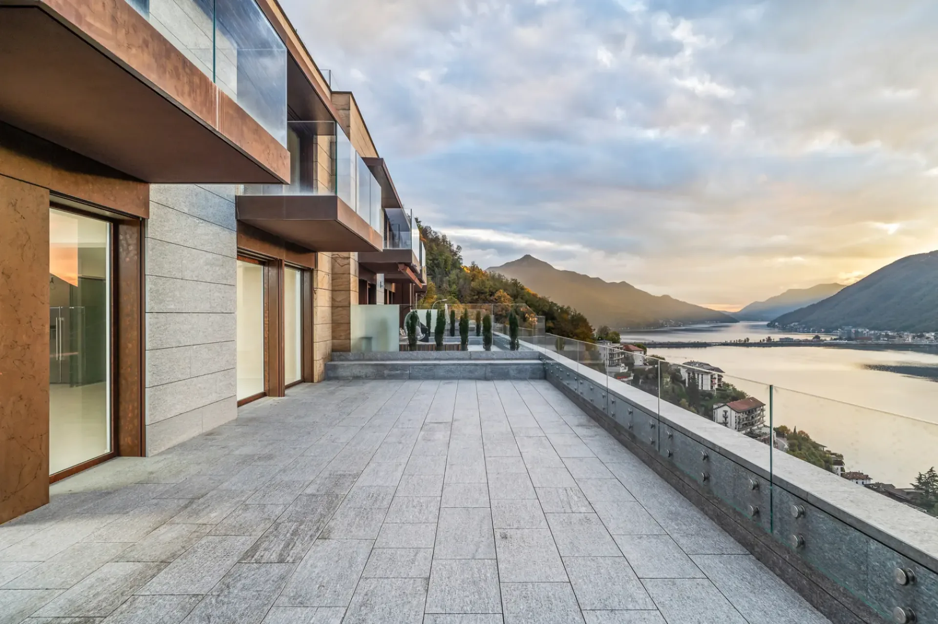 Elegantes Wohnhaus mit Blick auf den Luganer See