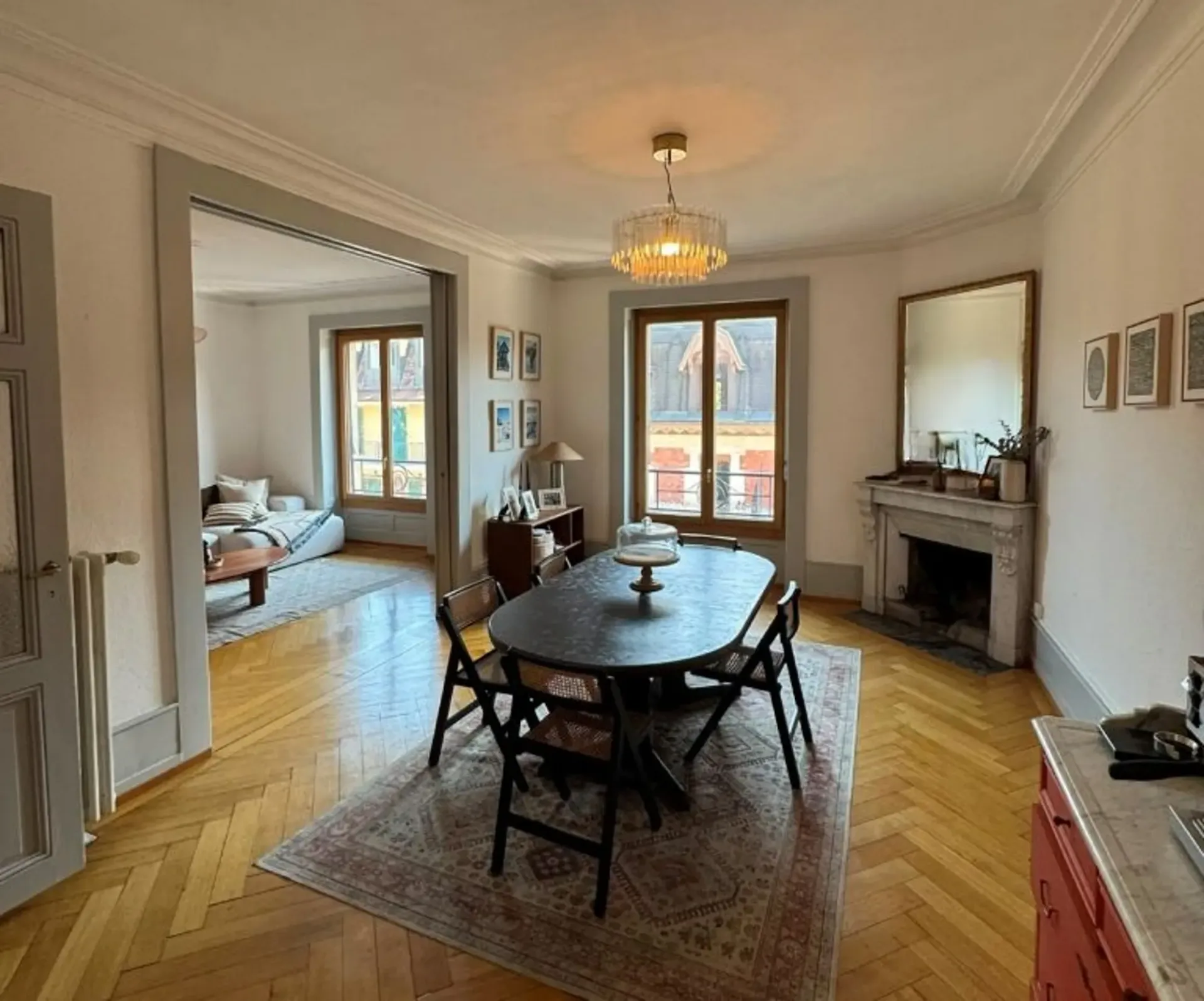 Très bel appartement de 4.5 pièces traversant d'environ 95 m2, jouissant du cachet de l'ancien (parquets anciens et moulures au plafond), situé au 5ème étage.