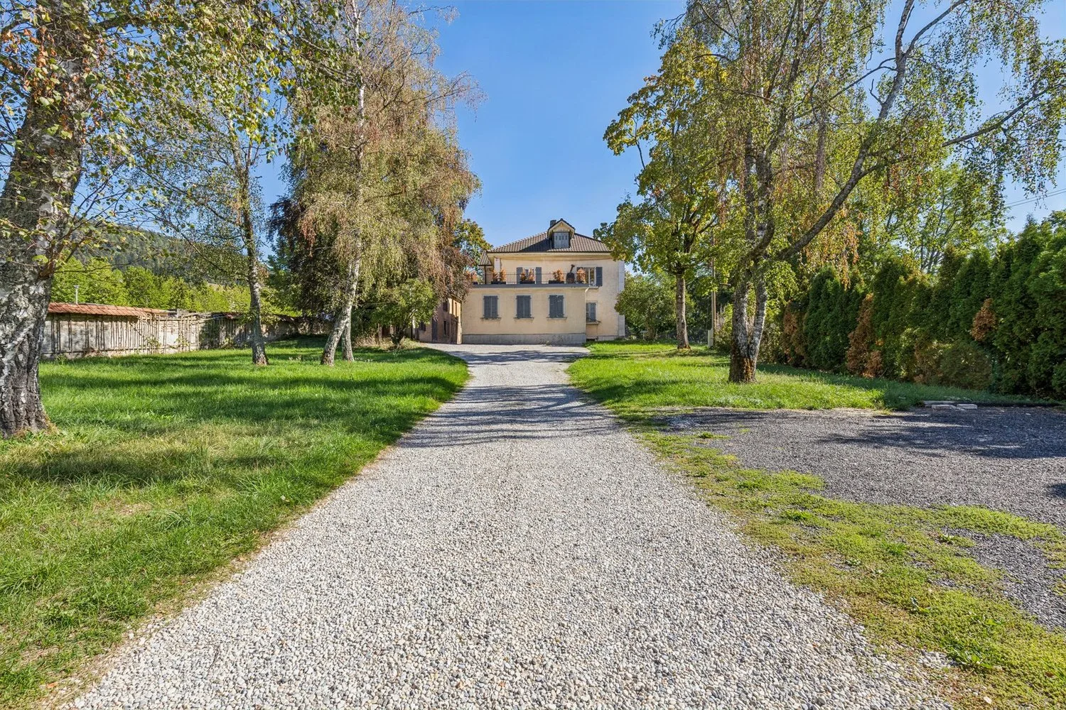 Elegantes Herrenhaus mit 3 Wohnungen und 2 Boxen