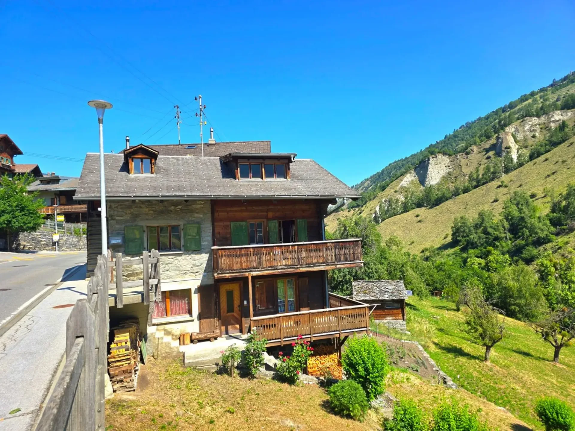 Wohnungen zur Renovierung und Zusammenlegung in einem authentischen Dorfhaus, Val d’Hérens