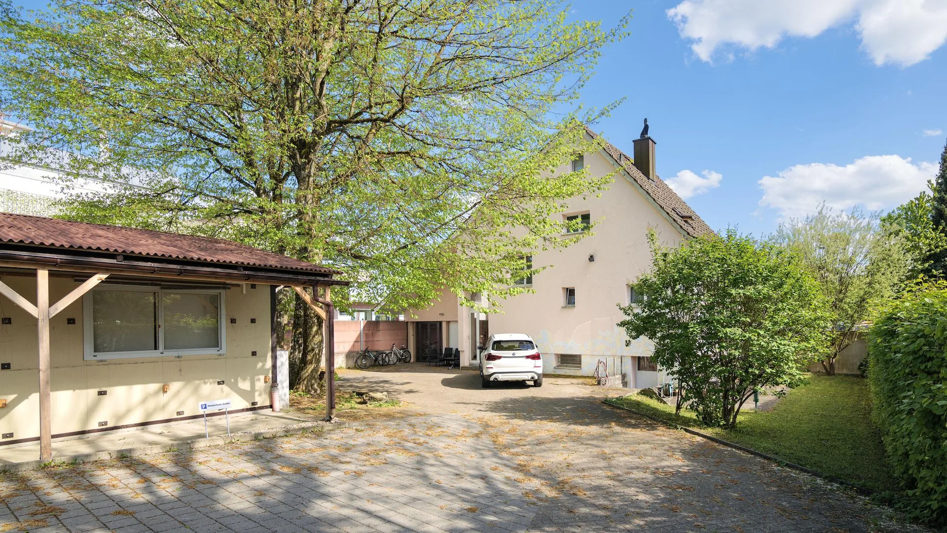 5.5-Zimmer-Wohnhaus mit Bürogebäude und Bauland in der Kernzone
