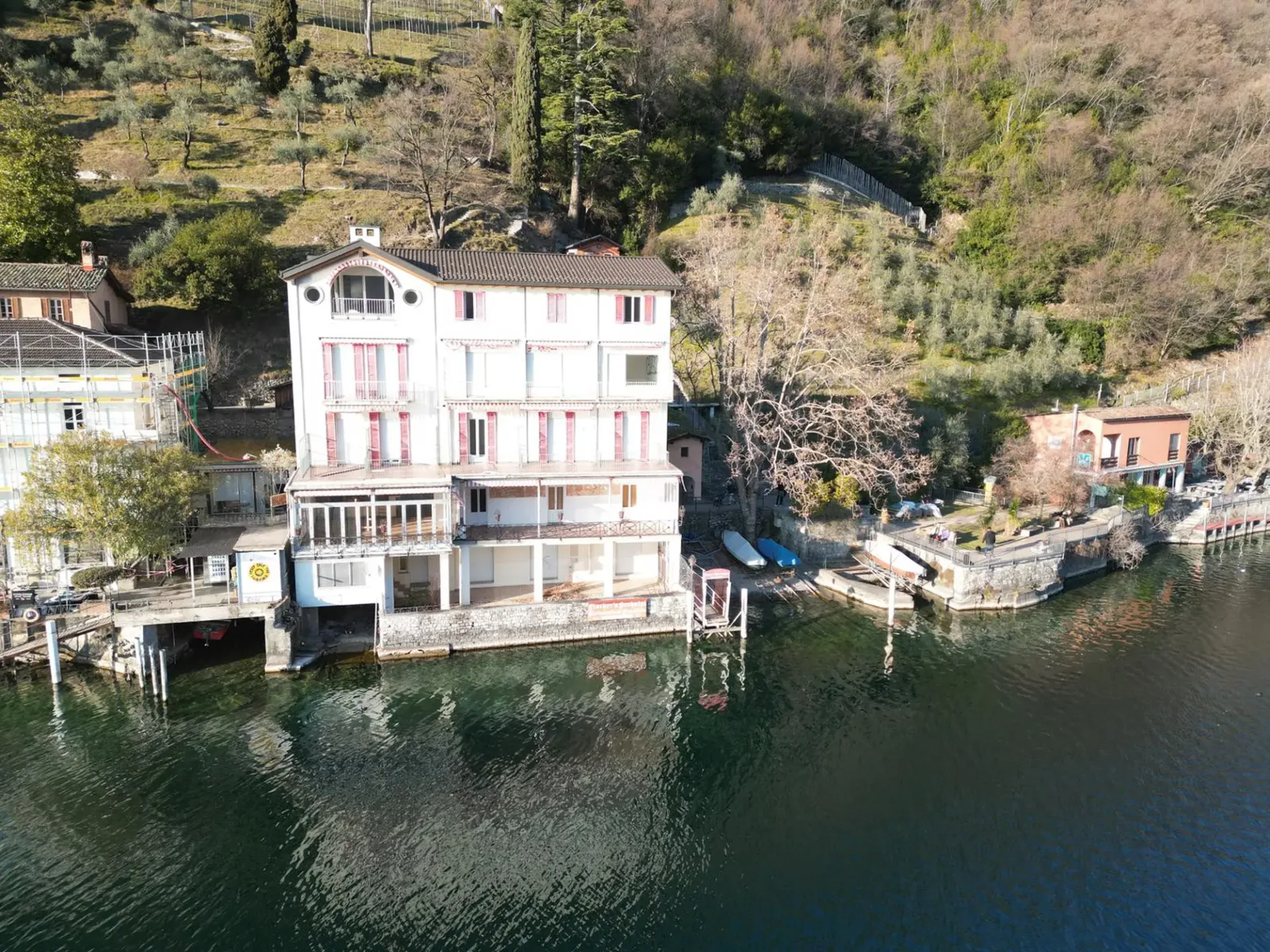 Charmantes ehemaliges Hotel pieds dans l'eau in Castagnola