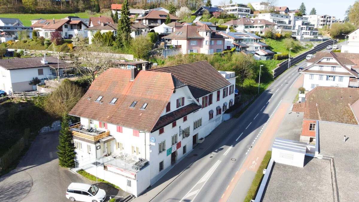 Residential and commercial building with versatile usage potential and 6.3% yield