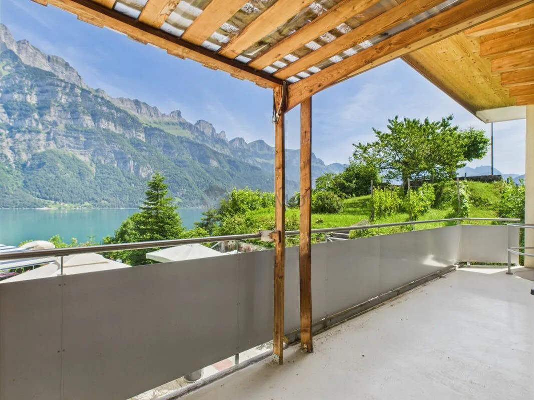 Living by the lake: Furnished 2.5-room holiday apartment with panoramic terrace & parking space