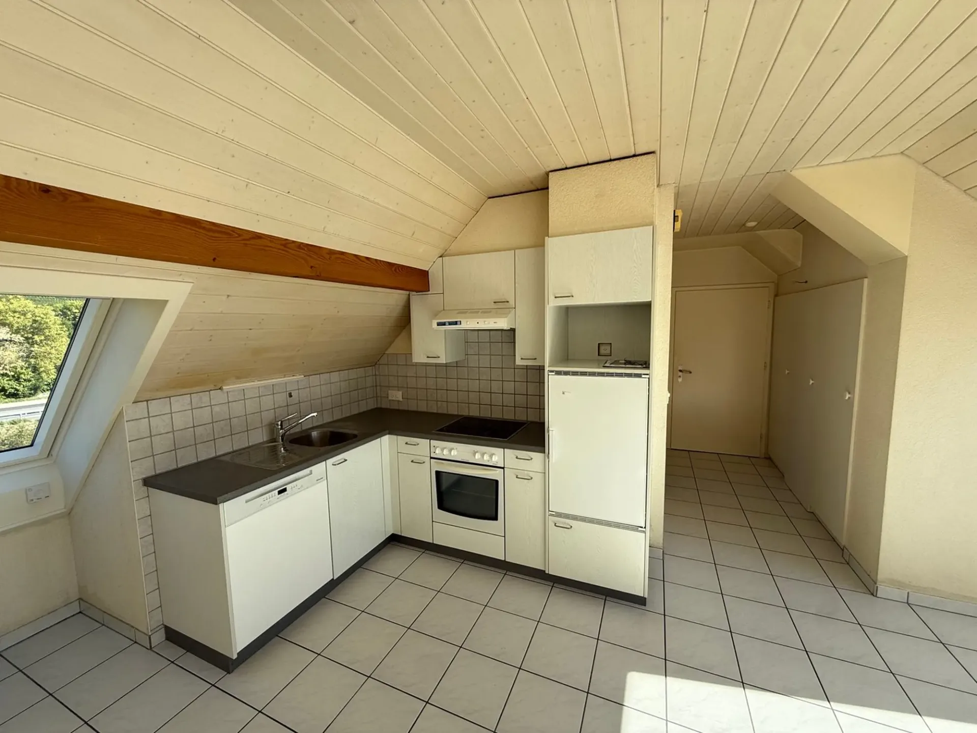 Charming 2.5-room apartment with balcony in Landeron