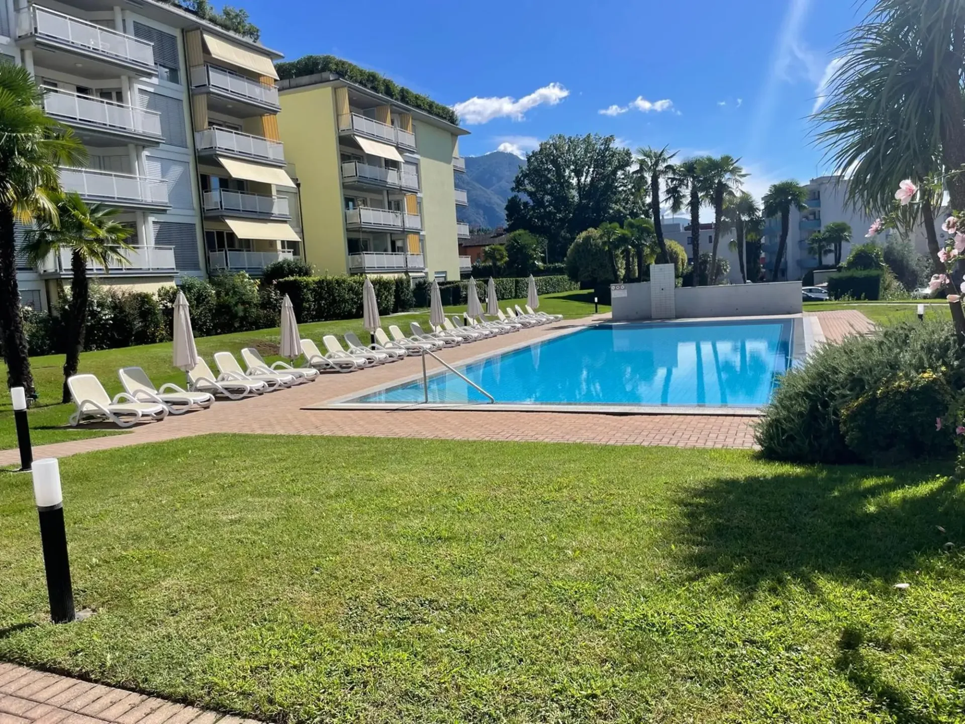 Pregassona – luminoso appartamento di 1 locale con ampio balcone e piscina