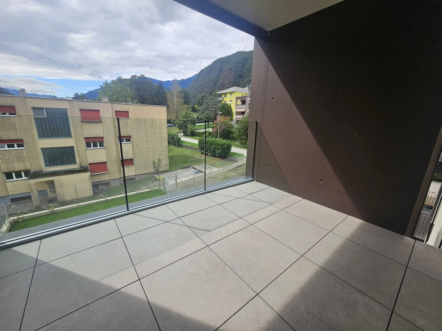 Mietet man ein neues und wunderschönes 3.5-Zimmer-Apartment in Lumino