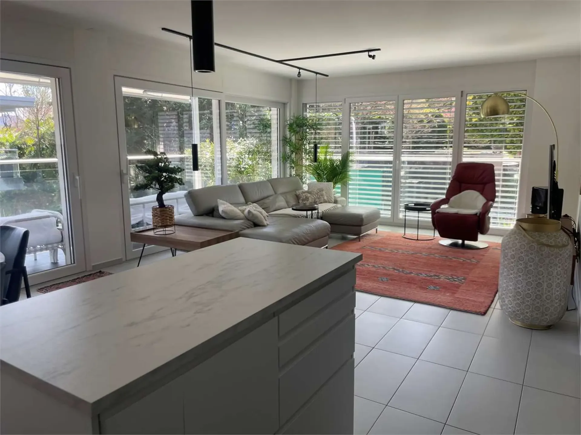 Moderne Wohnresidenz mit großem Terrassenbereich und zwei Badezimmern