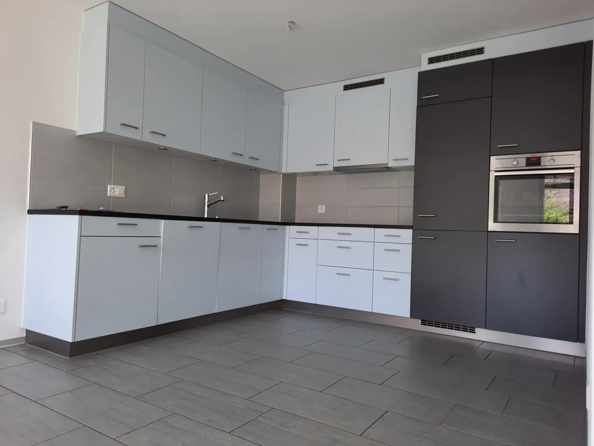 Moderne 2.5 Zimmer Wohnung mit Sitzplatz an ruhiger Lage in Zeiningen