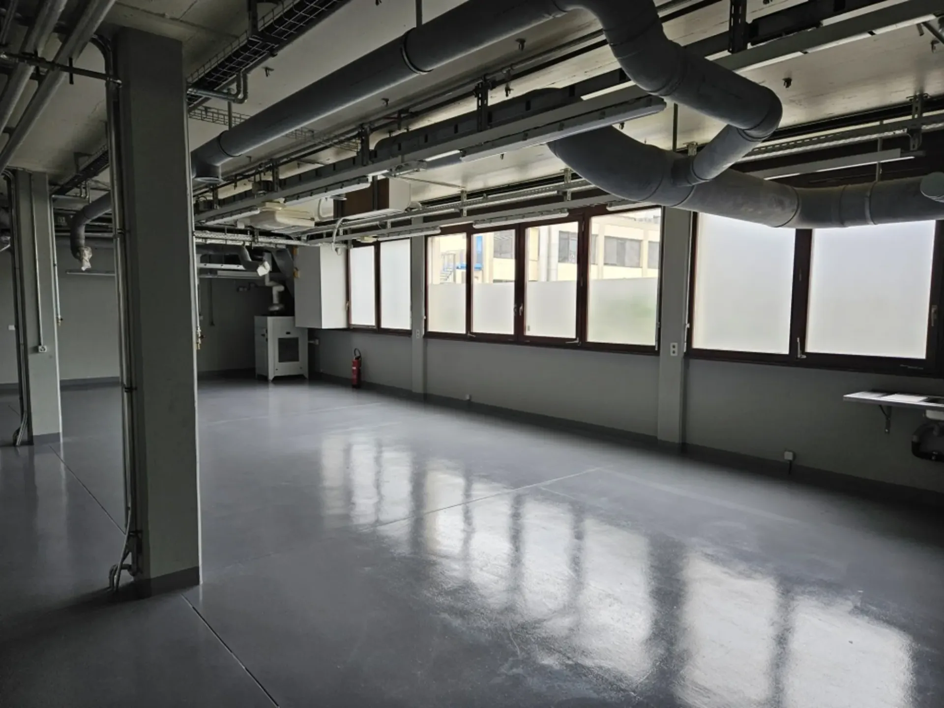 Lokal im Erdgeschoss, 266 m2 groß.