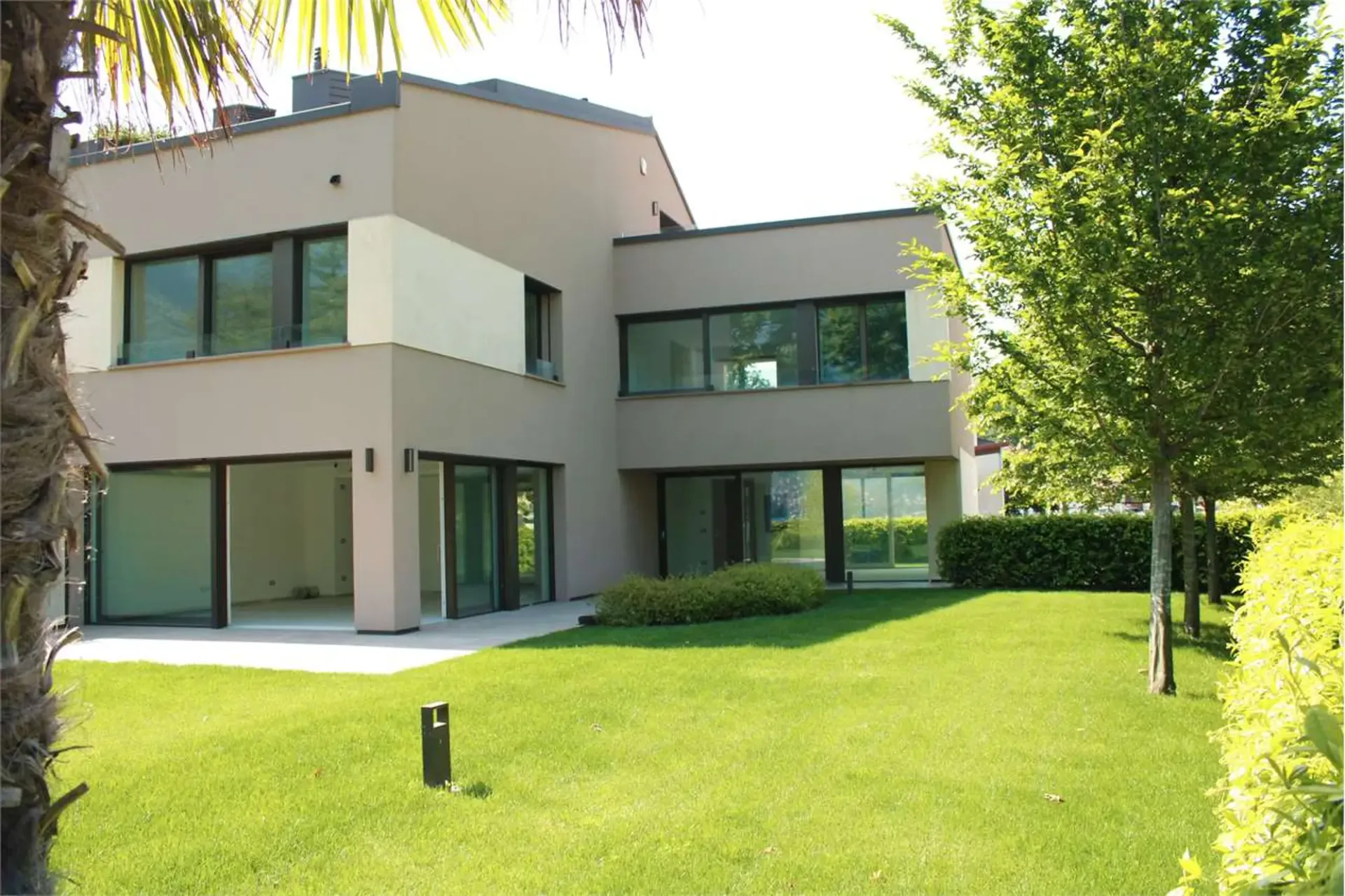RIVA S. VITALE: PRÄCHTIGE VILLA AM SEE MIT SCHWIMMBAD