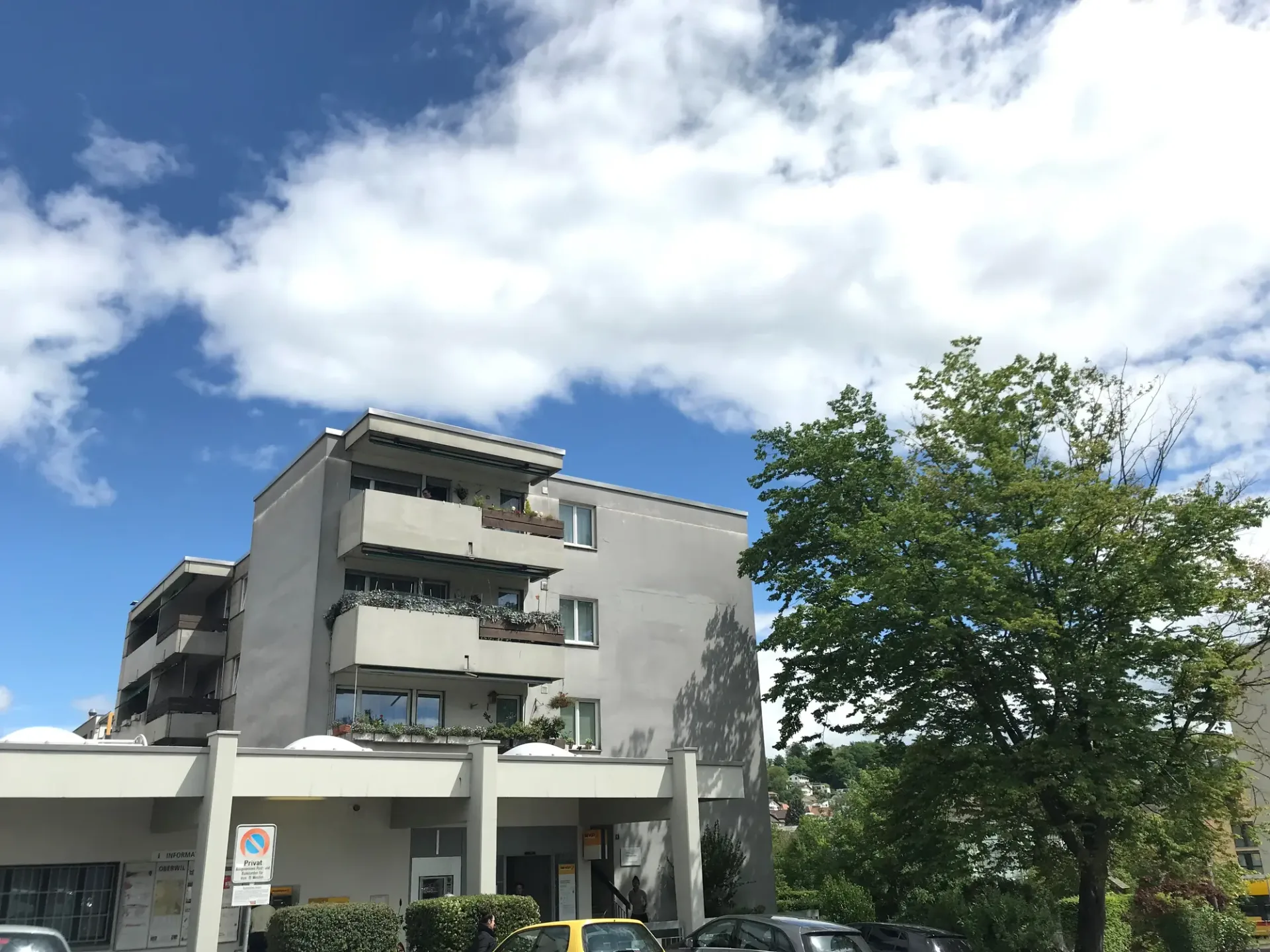 Einstellhallenplätze nähe Post & Tram Oberwil!