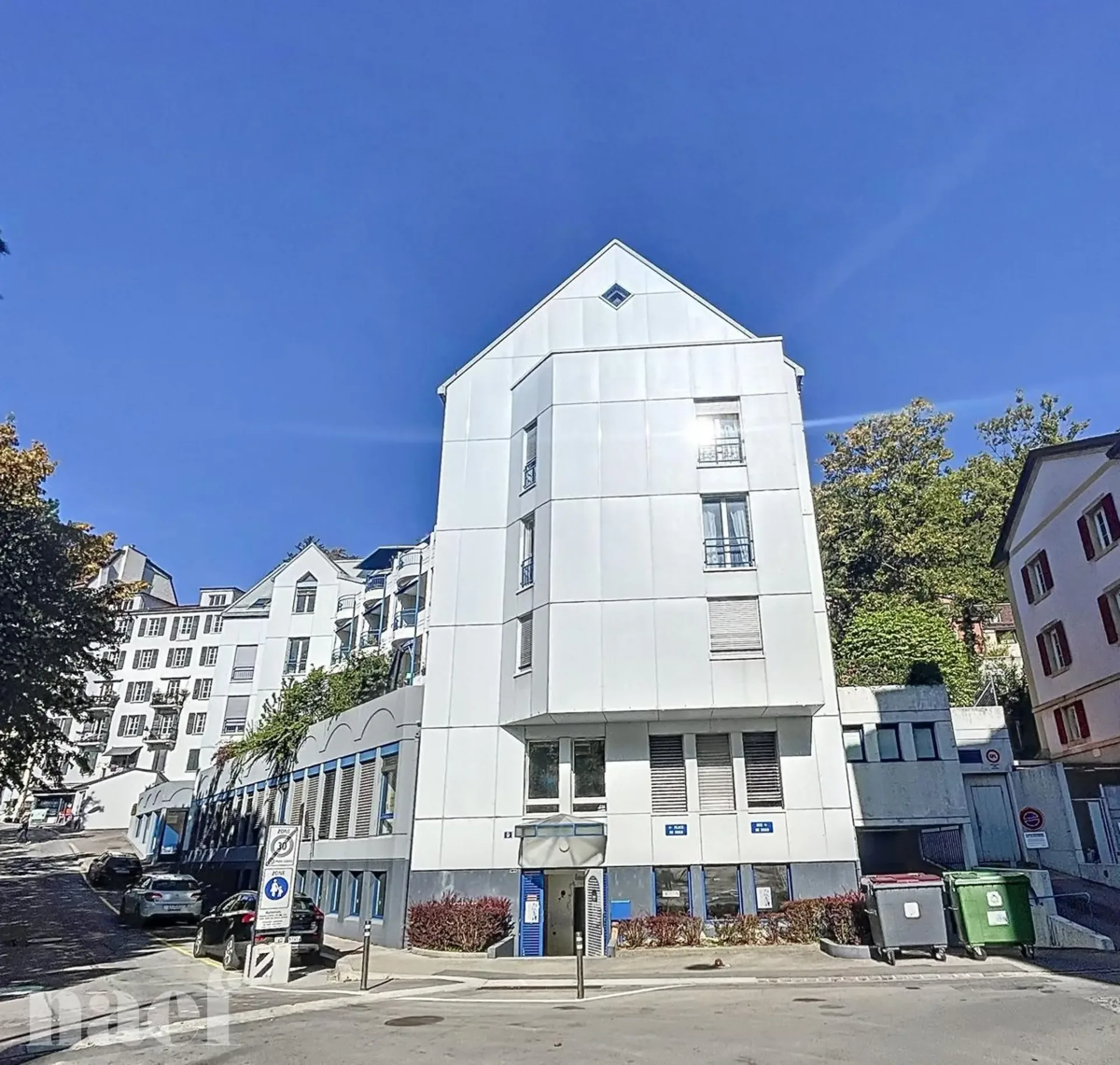 Situé proche du centre-ville, à 2 pas du quartier de la Cité, à proximité de toutes les commodités