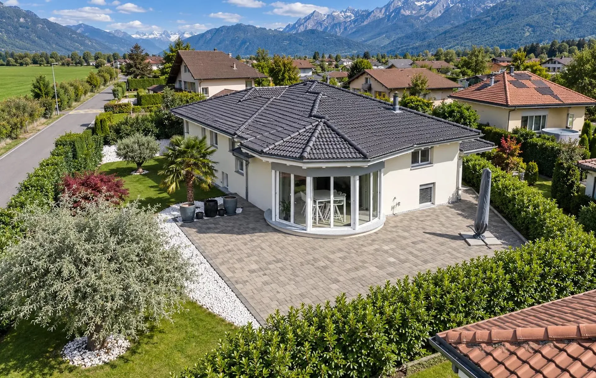Einzelvilla mit Renovierung in Collombey-Muraz; Terrasse mit über 100 m² und großem Garten